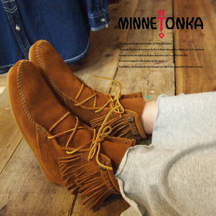 　ブランド MINNETONKA / ミネトンカ 素材 アッパー：スウェード　ソール：ラバー 生産国 ドミニカ共和国 製品説明 履き口の花柄をモチーフにしたコンチョとダブルフリンジがアクセントになったレースブーツ。 レースアップなので足首、履き口など、全体的に調整ができます。ラバーソールで歩きやすくなっています。 注意 『MINNETONKA』は独自の染色・製法で作られています。 その為製造工程上、釘穴や天然革のキズや穴・生地の質感の違い、 手作りならではのステッチのバラつきがまれにありますが不良品でありません。 ハンドメイドならではの特徴です あらかじめご了承下さい。 ※また、細かい線の様なものが表面に見られますがこちらは天然の素材特有の風合いになりますのでご了承下さい。 size ソール全長 ヒール高さ 6サイズ（22.5〜23.0cm） 約約24.5cm 約1.5cm 7サイズ（23.5〜24.0cm） 約25.5cm 約1.5cm 8サイズ（24.5〜25.0cm） 約26.5cm 約1.5cm 　 　