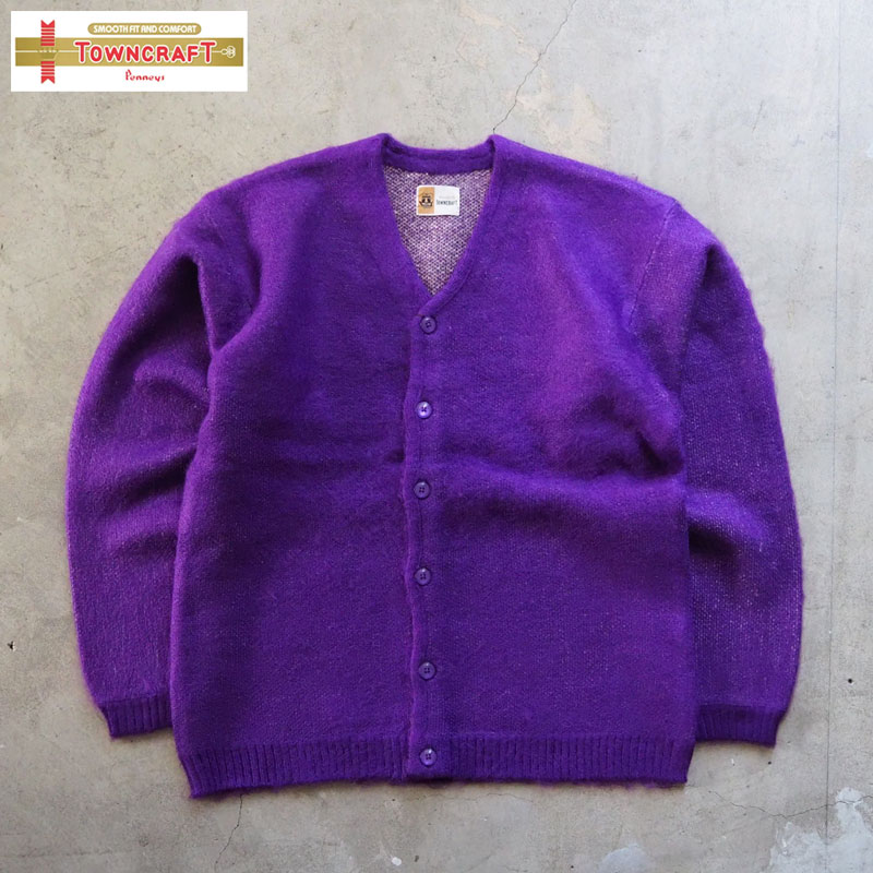 ブランド TOWN CRAFT タウンクラフト 商品名 shaggy color cardigan ブランド説明 TOWNCRAFTは、1927年J.C.Penneyの派生ブランドとして誕生しました。BIG MACやPAY-DAYなどと肩を並べるJ.C Penneyの代表するストアブランドです。50s?70sのTOWNCRAFTは、当時のワークブランドと違い新しい素材や装飾、デザイン性を重視し大量生産の古き良きアメリカを象徴しています。 私達は、古着から洋服に素晴らしさ、奥深さを学び、そのデザインソースを基により快適で着心地のよい洋服を基本にTOWNCRAFTを現代にプレビューし展開しています 製品説明 1960-70年代に生産されたTOWNCRAFTカーディガンをイメージし、表面にシャギー加工を施すことでヴィンテージ感を表現しました。製品でシャギー加工をする事で表面に毛足を立たせて古着風合いを再現しています。アクリル100%なので、通常洗濯、脱水とイージーケアで対応できます。洗濯を重ねるうちに、表面のシャギーがなじみ古着感の経年変化も楽しめます。ややオーバーサイズフィットでドロップショルダーのサイズ感でザックリ着こなせる一着です。 素材 アクリル 100％ 裏地 なし 生地の伸縮性 あり 生地の透け感 なし 洗濯表示 生産国 CHINA ご注意 ※こちらの商品は沖縄・離島への配送は不可です。 size 着丈 身幅 袖丈 肩幅 Mサイズ 71cm 60cm 68cm 53cm Lサイズ 73cm 63cm 70cm 56cm ■　詳しい採寸方法はコチラから ▼　MODEL COMMENT / モデル着用感想　▼ オーナー岸本　身長177cm　体重81kg 着用サイズ:Lサイズ 丁度良いサイズ感でした。