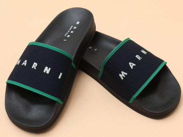 商品について 『MARNI(マルニ)』 1994年イタリア発のブランド。 形式に囚われない自由な発想や型破りで巧妙なデザインは研ぎ澄まされた グラフィックという意表を突くビジュアル・ランゲージで個性を称えています。 MARNIの独特なエレガンスは無限に広がる可能性であり、アートな世界との クリエイティブでアバンギャルドなライフスタイルを意味します。 2016年、創業者でクリエイティブディレクターのコンスエロ・カスティリオーニが退任。 新クリエイティブディレクターにフランチェスコ・リッソを迎え フレッシュな才能と共に新しい歴史の一幕が始まりました。 MARNIらしいスタイリッシュなデザインのスライドシューズ。 アッパーはシンプルなロゴデザイン、サイドに別のカラーが トリミングされたベルトでおしゃれ感をアップ！ 快適なフットベットインソールで履き心地も抜群の1足です！！ − 素材 − (アッパー)ポリエステル:55％ ナイロン:35％ ポリウレタン:10％ 　(ソール)ラバー ※輸入時より微細な傷、擦れ、シワ、染色の色移り等付いている場合がございますが 　製品上の性質としてご了承下さいませ。上の性質としてご了承下さいませ。 ※靴箱は輸入時より欠け、折れ等の一部破損が見受けられる場合がございます。ご了承下さい。 size/めやす全長(cm)横幅(cm)ヒール(cm) 40 (約25.0cm)26.4102.2 41 (約26.0cm)27.110.42.2 42 (約27.0cm)27.810.52.2 43 (約28.0cm)28.510.62.2 あくまで目安とお考え下さい。商品の表示サイズに基づいて表記しております。 同時に店頭販売している為在庫表示が反映されるタイムラグにより 商品のご注文が出来ても品切れの場合がございます。 本商品はご注文タイミング、内容によっては購入履歴からのご注文キャンセルや修正を受け付けできない場合がございます。 お急ぎの時にはお電話・お問い合わせメールにて在庫確認の対応をいたします。商品についてのお問い合わせは随時お受けしております。 072-749-2030