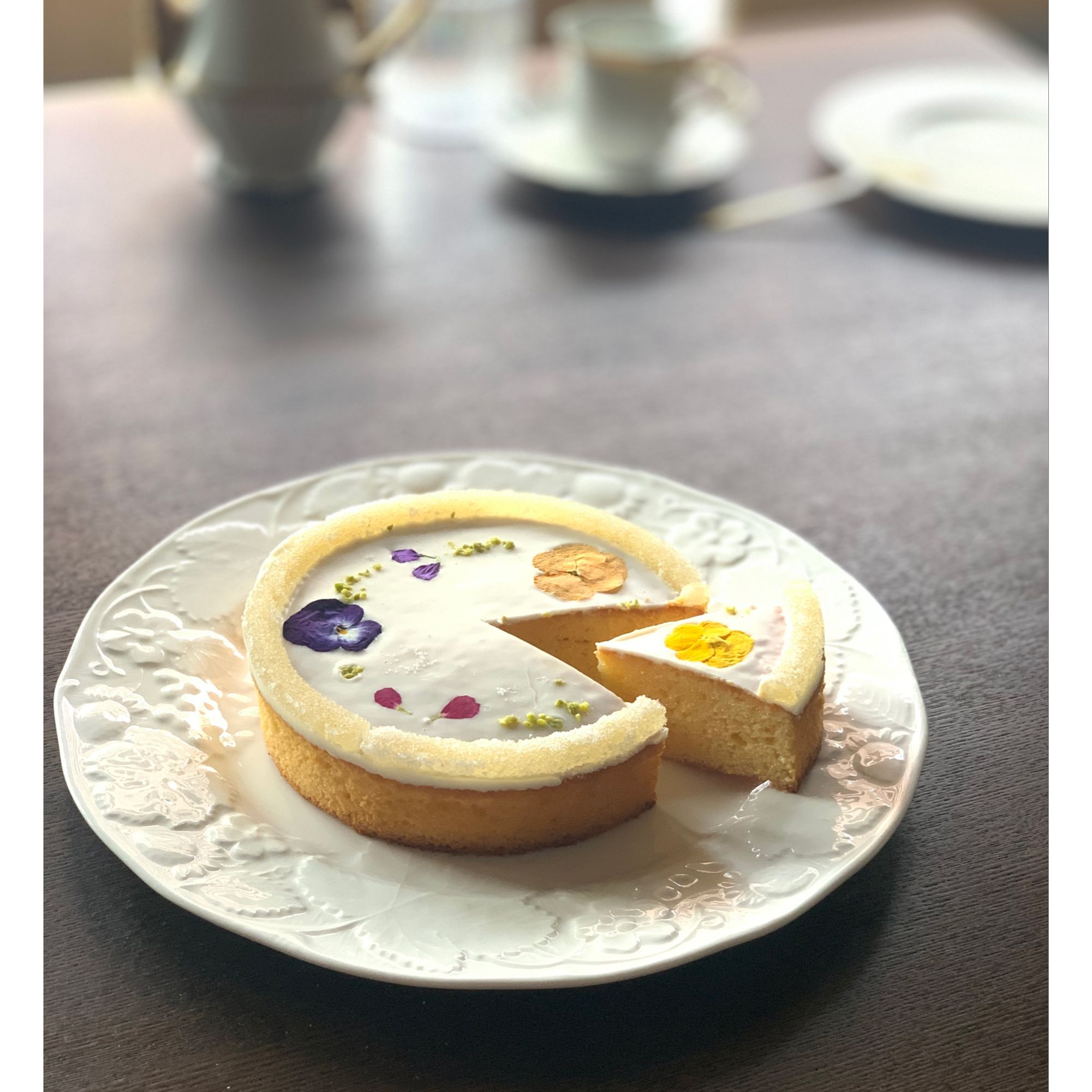 お花のレモンケーキWhole　人気 焼菓子 スイーツ ギフト お取り寄せ 誕生日 手土産 プレゼント プチギフト エディブルフラワー 洋菓子 お中元 詰合せ 可愛い オリジナル お供え レモンケーキ 3000円 美味しい フラワーケーキ お返し お歳暮　敬老の日　お花のケーキのサムネイル