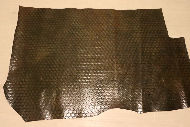 ダークオリーブ 94ds ヌメ革 ショルダーレザー 牛革 イタリア レザー キルティング調型押し はぎれ 一枚革 レザークラフト 革 皮 本革 diy 生地 材料