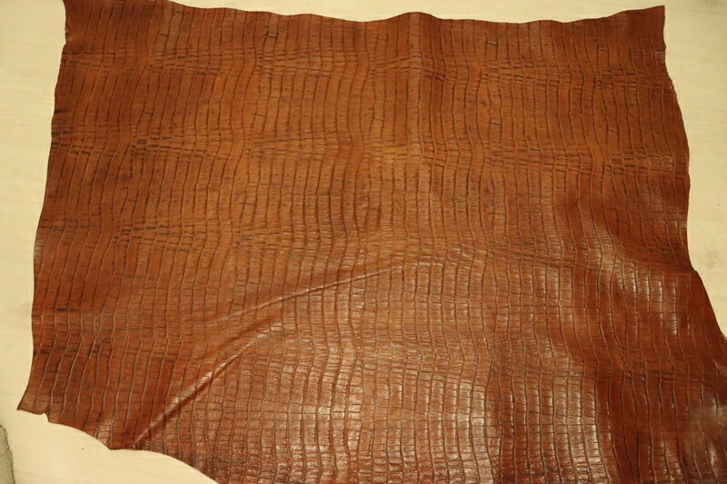 チョコブラウン 144ds ヌメ革 ショルダーレザー 牛革 イタリア レザー クロコ型押し はぎれ 一枚革 レザークラフト 革 皮 本革 diy 生地 材料
