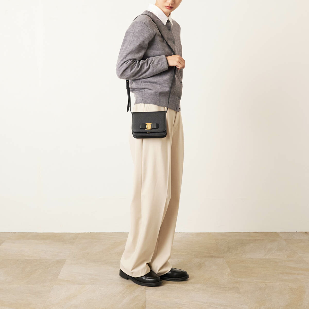 フェラガモ ショルダーバッグ FERRAGAMO ヴァラ 218374 772252 レディース ブラッ...