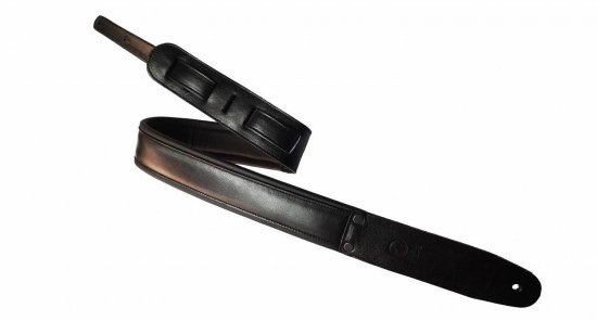 南米チリにて高品位なレザーストラップを製造するERGOSTRAPSによる作品。 Gliteシリーズはシンプルでありながらも裏地にはパッドを使い、演奏性とスタイリッシュさを両立しています。 Leather Strap. Not padded Width: 2” (5.08cm) Suede leather Under Cover 最短時約94cm~最長時約133cm程となっておりますが、 ハンドメイド品の為、長さにバラつきがございます。 また、ルックスが写真と異なることがあります。 予めご了承ください。