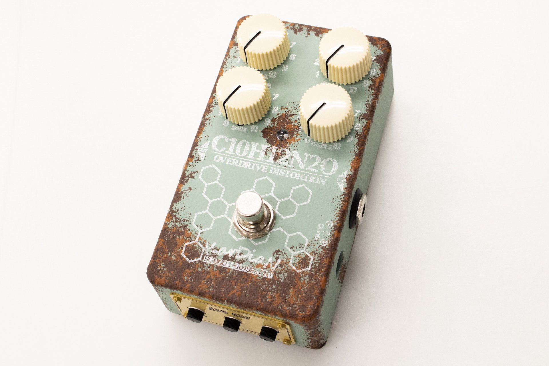 KarDiaNは先進的なアイデアとクラシックなサウンドを融合させた、新鋭のエフェクターブランドです。 彼らの製品は関谷友貴さん、森多聞さんなどをはじめ多くのプロに支持されています。 CHLOROFORMは2バンドのEQを持つ、オーバードライブペダルです。 ミドルレンジのユニークなキャラクターからはいわゆるTS系っぽいニュアンスを感じます。 個人的には、低音域を抜きながら中音域を際立たせる一般的なTS系のドライブサウンドはベースとの相性が悪く感じます。 しかし、このペダルからそのようなネガティブなイメージは受けません。 低音域を守りながら中音域のユニークさを際立たせる、ベーシックなサウンドメイクのセンスの良さはそのように感じる理由の一つですが、2バンドEQの使い勝手の良さもこの印象の良さに寄与しているように感じます。 BASSはブーストしても決して回るような印象はなく、サウンド全体の量感が増えていくよう。 逆にカットした場合には抜け感が演出されるよう。 ベース専用に作られたわけではないと思いますが、専用かと思うほどに好相性です。 TREBLEはブーストすると歪み成分のギャリっとしたアタックが際立ち、カットすると少しブーミーなニュアンスを作るのに役立ちます。 この利き方はRATのFILTERにも少し似ているように感じます。 ベースを歪ませるペダルに搭載される高音域のコントロールとして、非常に秀逸。 ADD CBFモデルはCLEAN BLEND, CLEAN LPFの機能を持つ、文字通りの特別なADDモデルです。 歪む前の原音をミックス可能なことに加え、その原音はローパスフィルター（低域のみをスルーし、高域をカットする）を活用することで全帯域をミックスすることはもちろん、低域のみミックスできます。 まさにベーシストのための回路だと言えます。 実際のところ非常に便利で、使うベースとの相性や求める理想のサウンドのために低域のニュアンスとドライブの強さをよりセンシティブにコントロールできます。 比較的高価に感じるかもしれませんが、それだけの価値があるものだと思います。 ぜひ一度、まずは店頭にてお試しください。 メーカー保証付き 文章：嵯峨駿介 頑丈な段ボール箱で発送します。 海外向けの発送にも対応します。 item will be packed with hard cardboard box. we do ship internationally.