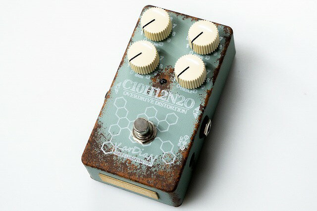 &quot;KarDiaNは先進的なアイデアとクラシックなサウンドを融合させた、新鋭のエフェクターブランドです。 彼らの製品は関谷友貴さん、森多聞さんなどをはじめ多くのプロに支持されています。 CHLOROFORMは2バンドのEQを持つ、オーバードライブペダルです。 ミドルレンジのユニークなキャラクターからはいわゆるTS系っぽいニュアンスを感じます。 個人的には、低音域を抜きながら中音域を際立たせる一般的なTS系のドライブサウンドはベースとの相性が悪く感じます。 しかし、このペダルからそのようなネガティブなイメージは受けません。 低音域を守りながら中音域のユニークさを際立たせる、ベーシックなサウンドメイクのセンスの良さはそのように感じる理由の一つですが、2バンドEQの使い勝手の良さもこの印象の良さに寄与しているように感じます。 BASSはブーストしても決して回るような印象はなく、サウンド全体の量感が増えていくよう。 逆にカットした場合には抜け感が演出されるよう。 ベース専用に作られたわけではないと思いますが、専用かと思うほどに好相性です。 TREBLEはブーストすると歪み成分のギャリっとしたアタックが際立ち、カットすると少しブーミーなニュアンスを作るのに役立ちます。 この利き方はRATのFILTERにも少し似ているように感じます。 ベースを歪ませるペダルに搭載される高音域のコントロールとして、非常に秀逸。 総合的に洗練された、完成度の高いです。 文章：嵯峨駿介 メーカー保証付き 頑丈な段ボール箱で発送します。 海外向けの発送にも対応します。 item will be packed with a hard cardboard box. we do ship internationally.&quot;