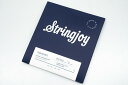 Stringjoyは少数精鋭でハイクオリティなギター弦を生産するナッシュビルのメーカーです。 日本ではあまり知られていないませんが、アメリカ国内においてはプロミュージシャンからの信頼は厚く、高い人気を誇っています。 ハンドメイドで作られるStringjoyは製作の全てのプロセスに人の手が入り、厳しいクオリティコントロールが行われます。 そのため所謂ハズレ弦が混入する確率は限りなく低く、上質な弦のみがパッケージされます。 スティール製のラウンドコアに最高級のアメリカンニッケルを巻きつけた構造を持ちます。 一般的にはヘックスコアの弦が多い中で、ラウンドコアのデザインは個性的。 古いDRでも使われていたデザインで、ヘックスコアよりもしなやかな弾き心地が魅力です。 サウンド的には上から下まで過不足のないバランスの良さと、ローエンドの反応の速さが特徴です。 特にローエンドからミドルのレンジには余裕と豊かさがあり、アンサンブルにおけるベースサウンドに説得力をもたらします。 総合的に非常に端正で、これにネガティブな印象を持つことは難しく感じます。 上質なマテリアルを使い、ハンドメイドで丁寧に作られたStringjoyはシルキーな手触りも大きな特徴です。 スムースな演奏性は多くのベーシストの心強い味方になるでしょう。 素材にこだわり、正しいクラフトマンシップに基づいて製作されるStringjoy、ぜひお試しください。 スケール：long scale 素材：nickel ゲージ：.045/.065/.080/.100 文章：嵯峨駿介 頑丈な段ボール箱で発送します。