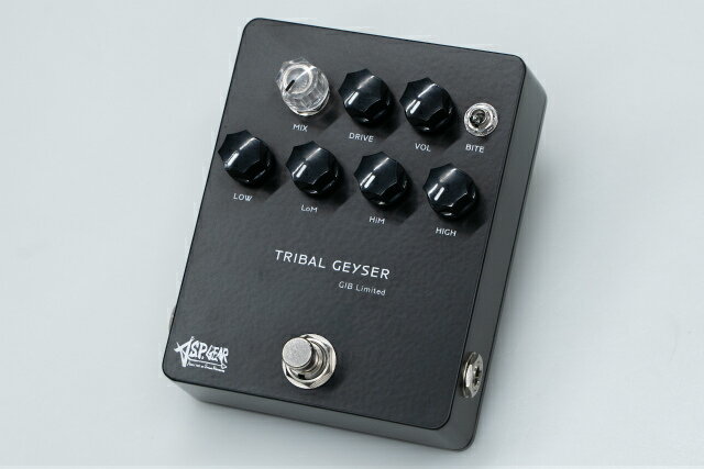 A.S.P. GEARは日本のエフェクターブランドです。 デザイナーが強めのGEEKで、実にマニアックな視点から、普遍的な価値が輝く美しい製品を作り上げています。 ベーシストが求める機能性と夢見るクールなサウンドを同居させた実にマニアックなエフェクトペダルの製造には定評があります。 Fear, and Loathing in Las Vegasのテヤン・テツヤ氏、SOPHIAの黒柳能生氏などが同ブランドの製品を愛用していることで知られます。 こちらはアグレッシブなドライブサウンドとフレキシブルなEQが得られる、TRIBAL GEYSERです。 GIBとのコラボレーションということで、上質でシンプルなルックスで仕上げました。 本ペダルについてGIB側の見解として「EQを遠慮なくブーストした強めのドライブサウンドが他に代えがたい魅力がある」ことをA.S.P. GEAR側に伝えました。 これについて話し合った結果、GIB Limitedの本モデルにおいてはEQをブースト/カットではなくブーストのみとすることにしました。 カットをなくした分、ノブの回し幅全部を使ったより繊細な音作りが可能になっています。 TRIBAL GEYSERはTRIBAL AMPというプリアンプを発展させたモデルです。 TRIBAL AMPはGK系のベースアンプのサウンドをモチーフとしています。 そのため、サウンドの基本としてはローミッドに強さがあり、そして高音域はクリアでパワフルです。 これだけでも素晴らしいものですが、さらにアグレッシブなドライブセクションを加えたのがTRIBAL GEYSERです。 よりドライブペダルとして特化させたいという思いで、前述の通りEQはブーストオンリーに変更しています。 EQは4バンド、LOW (60Hz) , LoM (250Hz), HiM (1kHz), HIGH (4kHz)といった構成。 低域が60Hzと少し高め、HIGHはBartolini TCT系でも設定される4kHzであることはベーシストとしては納得感ありますよね。 個人的にもこの設定には同意で、実際のところ弊社がベース用にEQをデザインするときにはこの2点を外すことはありません。 そしてLoMとHiMが250Hzと1kHzであることも絶妙。 250Hzは粘りが、1kHzはアタックの強さが足されます。 500Hz近辺だとぼわついた印象になってしまいがちなので、ここを避けているのは個人的には好感がもてます。 この4つのEQをブーストしていくと、おのずと500Hz近辺は谷のようになっていくわけですね。 これは、最近ベース本体に搭載されるプリアンプでよくある2バンドのブーストのみのタイプ（Sadowsky,Alleva Coppolo, JIENIEなど）とも似ているカーブです。 BITEスイッチもこの点と非常に似た印象で、オンにすると500Hz近辺をぐっと抑えられるように感じます。 そしてドライブセクションは、シンプルにDRIVE, MIXのみ。 このドライブがローが消えずにかつトレブリーで、わずかなコンプ感と瑞々しい倍音感を加えてくれます。 総じてモダンでバランスが良く、独自性の高い音像を作れる高品質なドライブペダルだと言えるでしょう。 自分でノブを触りながら弾いていただければこの魅力を強く実感できるはずです。 特にJBなどのPUが2つ載ったベースにはとっても相性が良いと思います。 とってもおすすめ。 ぜひお試しください。 ●SPECS CONTROL : VOL, DRIVE, MIX, EQ(HIGH, HiM, LoM, LOW), BITE SWITCH POWER : 9V 文章：嵯峨駿介 メーカー保証付き 頑丈な段ボール箱で発送します。 海外向けの発送にも対応します。 item will be packed with a hard cardboard box. we do ship internationally.