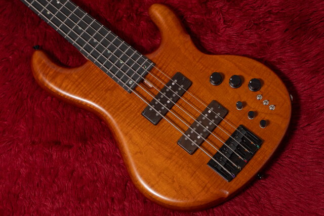 dragonflyは長い歴史をもつ日本のギター・ベースブランドです。 ミュージシャンと共に培った知見と技術を用い、高品質な製品を製造しています。 多くのミュージシャンに愛用され、Fear.and loathing in Las Vegasのテヤン・テツヤ氏などは長年同ブランドのベースを使用しています。 dragonflyにはいくつかのモデルがありますが、本モデルはダブルカッタウェイを持つボディデザインを採用したCHB5。 JB好きも親近感が得られると思います。 ボディトップは杢目の美しいMaple、バックはAfrican Mahogany。 dragonflyらしいエキゾチックで木材本来の温かみを活かしたルックスが魅力的です。 ネックはHard mapleとBubingaの5Pラミネートタイプ。 複数の木材を貼り合わせてネックを作る手法は、左右差や個体差を薄め、より高い安定性を得るためのものです。 指板はEbonyを採用。 目の詰まった、黒々としたEbonyで高級感があります。 スケールは34インチを採用しています。 フレットは自社でデザインしたステンレスフレット。 実はdragonflyはステンレスフレットを自社のベースに本格的に導入し始めたパイオニアでもあります。 ピックアップはデュアルコイルのハムバッキングタイプを採用。 これらは独立してコイルタップが可能です。 フレットは自社でデザインしたステンレスフレット。 実はdragonflyはステンレスフレットを自社のベースに本格的に導入し始めたパイオニアでもあります。 オリジナルのプリアンプはブーストしても変にブーミーにならないのが魅力的。 BASSの帯域が60Hzと少し高めなのが現代のベーシストにはマッチしそうです。 チューニングマシン、ブリッジはGOTOH製です。 サウンドは端正ですが確かにトラディショナルなニュアンスも感じられ、アンサンブルの中で求められるベースの役割を真摯にこなします。 コイルタップ可能なPU、扱いやすいプリアンプによってあらゆるジャンルで活躍できるサウンドだと思います。 サウンドも見た目も至高のモダンベース。 この機会にぜひ。 SPECS body :MAPLE / A.MAHOGANY neck:HARD MAPLE / BUBINGA F.B. : EBONY neck shape: UD radius / scale: 400R / 34 inch strings gauge : 45130 frets: #214 Hybrid2 stainless nut: Cow bone pu: dfhb-5N dfhb-5B(wood cover) control : VOL. BALANCE TONE TAP SW HI/MID/LO EQ MID FREQ. SW tuner : GOTOH GB707 bridge : GOTOH ORIGINAL SOLID5 neck finish : Satin body finish : BROWN AMBER HALF MATT. hardware color : BLACK GIBの職人が演奏しやすく調整した上でお届けします。 付属品 : ギグバック、六角レンチ（大、小）、スペックシート、保証書 文章 : 寺尾竜馬 検品担当 : 石川 商品写真 : 若槻 メーカー保証つき ◯GIB, TONIQ保証について ●メンテナンス 永久無料 当店でご購入いただいた楽器は、「弦振動に関するセットアップ」（通常4,400円）を永久に無料でご利用いただけます。（要予約） ・名前を記入した保証書のご提示をお願いします。 ・GIBとTONIQの実店舗・オンラインショップでご購入されたご本人のみが対象です。 ・送料などの諸経費はご負担頂くようお願いします。 ●再買取金額保証 ご購入後、6ヶ月以内にご購入品を手放す際には当店にて買取金額を保証いたします。金額は新品は50%、中古は70%です。 ●不良の保証 ベーシック株式会社が販売した商品は不良に対する保証を行います。委託品などの一部商品を除いてご購入から一定の保証期間中、正常な範囲内でのご使用にて発生した故障については無料での修理（不可能な場合に限り返品・返金）を行います。 保証期間は中古商品は3ヶ月、新品商品は1年です。 次の場合は保証期間内でも有償での対応となりますのでお気をつけください。 ・輸送、移動、落下等により生じた故障及び損害の場合。 ・消耗品を交換する場合。 ・火災、地震、塩害、ガス害、異常電圧による故障及び、損傷の場合。 ・取扱説明書に記載の注意事項に反するお取り扱いによって生じた故障、損害の場合。 ・弊社以外が修理、改造された部分が故障・損傷した場合。 ・保証書にお名前、モデル名、シリアルなどの記入がない場合。あるいは字句を書き換えられた場合。 ・保証書の提示がない場合、または紛失した場合。 （保証の提供は日本国内でのご購入に限ります） ●下取りありで最大15％OFF ご購入の際、下取りサービスをご利用いただくと販売価格が10％OFFになります。（委託品は対象外。下取り金額が販売金額の20%以上の場合のみ適用可能です。） さらに毎月開催される買取強化キャンペーンの対象楽器を下取りに出していただいた場合、割引率は15％になります。 頑丈な段ボール箱で発送します。 海外向けの発送にも対応します。 item will be packed with a hard cardboard box. we do ship internationally.