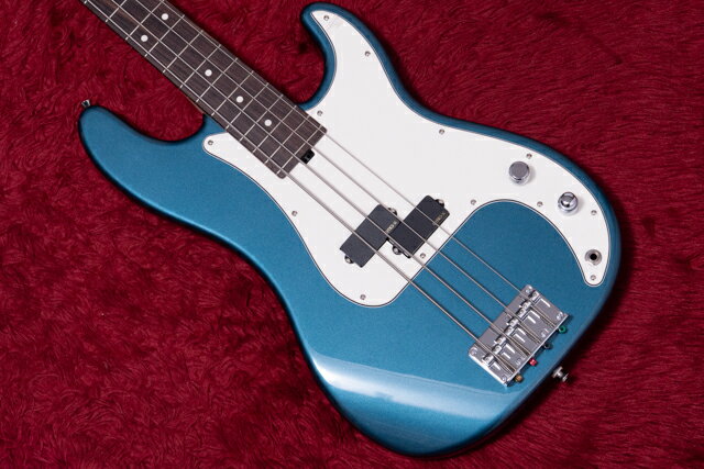 Three Dots（スリードッツ）は特にサドウスキーに関わる仕事において多くのプロベーシストから絶大な信頼を得る、菊地嘉幸氏（及びオカタインターナショナル社）が手掛ける新たなブランドです。 本モデルはトラディショナルなPBをモチーフとして、菊地氏の意向が存分に盛り込まれた意欲作です。 ネックの仕込み角度や初期のセッティングなど、多くの部分においてフェンダーのスタイルからより発展させたデザインを採用しており、プレイヤビリティを重要視していることを強く感じます。 このニュアンスは初期のSadowsky TYOやSadowsky Metroline Slap Masterなどのシリーズと共通したものがあるように感じます。 本個体は通常のモデルとは異なり、EMG製のPU及びプリアンプを搭載したモダンモデルです。 PUは通常オリジナルのものが搭載されますが、本モデルにはEMG PA-Xを搭載。 アルニコマグネットを持ち、ウォームでパワフル、そしてスピーディなサウンドが特徴的。 プリアンプにはBTCを搭載。 これらによってよりモダンなサウンド・操作性が得られています。 総じて普通のPBとは異なるものではあります。 しかし、確かにフェンダー系のベースに求められる要素を満たしながら、新しい提案を持った先進的なベースだと言えるでしょう。 GIBの職人が演奏しやすく調整した上でお届けします。 付属品 : ギグバッグ 文章 : 嵯峨駿介 検品担当 : 早川 商品写真 : 三浦 メーカー保証つき ◯GIB, TONIQ保証について ●メンテナンス 永久無料 当店でご購入いただいた楽器は、「弦振動に関するセットアップ」（通常4,400円）を永久に無料でご利用いただけます。（要予約） ・名前を記入した保証書のご提示をお願いします。 ・GIBとTONIQの実店舗・オンラインショップでご購入されたご本人のみが対象です。 ・送料などの諸経費はご負担頂くようお願いします。 ●再買取金額保証 ご購入後、6ヶ月以内にご購入品を手放す際には当店にて買取金額を保証いたします。金額は新品は50%、中古は70%です。 ●不良の保証 ベーシック株式会社が販売した商品は不良に対する保証を行います。委託品などの一部商品を除いてご購入から一定の保証期間中、正常な範囲内でのご使用にて発生した故障については無料での修理（不可能な場合に限り返品・返金）を行います。 保証期間は中古商品は3ヶ月、新品商品は1年です。 次の場合は保証期間内でも有償での対応となりますのでお気をつけください。 ・輸送、移動、落下等により生じた故障及び損害の場合。 ・消耗品を交換する場合。 ・火災、地震、塩害、ガス害、異常電圧による故障及び、損傷の場合。 ・取扱説明書に記載の注意事項に反するお取り扱いによって生じた故障、損害の場合。 ・弊社以外が修理、改造された部分が故障・損傷した場合。 ・保証書にお名前、モデル名、シリアルなどの記入がない場合。あるいは字句を書き換えられた場合。 ・保証書の提示がない場合、または紛失した場合。 （保証の提供は日本国内でのご購入に限ります） 頑丈な段ボール箱で発送します。 海外向けの発送にも対応します。 item will be packed with a hard cardboard box. we do ship internationally.