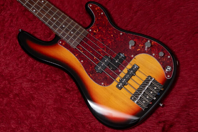 Capurso Guitarsはイタリアを拠点にハンドメイドで高品質なベースを製造するハイブランドです。 Gabriele Costa、 Giacomo Turraなど、多くのミュージシャンが信頼し、愛用することで知られています。（敬称略） ビルダーのAndrea Capursoが手がける楽器は共通して伝統的であり、実験的であり、そして音楽的。 輝くコンセプトを堅実なスキルで楽器という形に仕上げます。 Spiralは Fenderのトラディショナルなスタイルを元にしながら、より現代的な発展性を持たせた作品です。 こちらは見ての通りPrecision Bassをモチーフとしています。 ボディはAlder、ネックはRed Maple、指板はIndian Rosewoodとクラシックな構成。 優美なルックスのトップ材やアッシュネックなど、モダンな構成が多い彼らですが本モデルは至ってシンプルです。 カーボンを取り入れたブリッジを採用している点は少々特徴的。 単純な比較をすることは簡単ではないのでその特徴を言葉にはしづらいのですが、軽やかな鳴り方でアタック感が明瞭であることは確かにこの個体の特徴で、ブリッジもそこに影響しているのではないかと思います。 ピックアップにはイタリアのMAMA Pickupsを採用。 アコースティックな部分で既にバランスに優れた弦振動がデザインされており、PUはクリアに出力するだけ。 実に美しいデザインです。 プリアンプはイタリアのXander Electronics製2バンドEQ。 そのプリアンプのデザインにはCapurso GuitarsのビルダーであるAndrea Capursoが大きく関わっています。 彼の思想が込められたものが、彼の作品に使われているわけですから、相性は当然のように良いです。 弾き心地は極めて軽やかで、小さなタッチに敏感に反応しながら大きく鳴ってくるニュアンスは好印象です。 ネックのクオリティが非常に高いため、それを感じてもらうために弦高（Strings Action）は低めにしています。 個人的にはもう少し高い弦高で、強い弾き心地にするのもフィットするかと思います。 プリアンプをオフにするとさらにヴィンテージライクなサウンド。 ここら辺は好みで使い分けられて、どちらにおいても非常に実用的かと思います。 稀代のイタリア人天才ビルダーが作った1本。 ぜひお試しください。 ●SPECS Body: ALDER Neck: RED MAPLE Fretboard: INDIAN ROSEWOOD Scale: 34"" Radius: 16"" Nut: BONE 45mm Truss rod: DOUBLE/CARBON FIBER Neck profile: OGIVAL 20 mm - 22 mm frets: 6230 Dot: WHITE RESIN Pickups: MAMA PJ Preamp: XANDER 2B Finishing: GLOSS NITROLACQUER GIBの職人が演奏しやすく調整した上でお届けします。 付属品 : なし 文章 : 寺尾竜馬 検品担当 : 三浦 商品写真 : 三浦 メーカー保証つき ◯GIB, TONIQ保証について ●メンテナンス 永久無料 当店でご購入いただいた楽器は、「弦振動に関するセットアップ」（通常4,400円）を永久に無料でご利用いただけます。（要予約） ・名前を記入した保証書のご提示をお願いします。 ・GIBとTONIQの実店舗・オンラインショップでご購入されたご本人のみが対象です。 ・送料などの諸経費はご負担頂くようお願いします。 ●再買取金額保証 ご購入後、6ヶ月以内にご購入品を手放す際には当店にて買取金額を保証いたします。金額は新品は50%、中古は70%です。 ●不良の保証 ベーシック株式会社が販売した商品は不良に対する保証を行います。委託品などの一部商品を除いてご購入から一定の保証期間中、正常な範囲内でのご使用にて発生した故障については無料での修理（不可能な場合に限り返品・返金）を行います。 保証期間は中古商品は3ヶ月、新品商品は1年です。 次の場合は保証期間内でも有償での対応となりますのでお気をつけください。 ・輸送、移動、落下等により生じた故障及び損害の場合。 ・消耗品を交換する場合。 ・火災、地震、塩害、ガス害、異常電圧による故障及び、損傷の場合。 ・取扱説明書に記載の注意事項に反するお取り扱いによって生じた故障、損害の場合。 ・弊社以外が修理、改造された部分が故障・損傷した場合。 ・保証書にお名前、モデル名、シリアルなどの記入がない場合。あるいは字句を書き換えられた場合。 ・保証書の提示がない場合、または紛失した場合。 （保証の提供は日本国内でのご購入に限ります） 頑丈な段ボール箱で発送します。 海外向けの発送にも対応します。 item will be packed with a hard cardboard box. we do ship internationally.