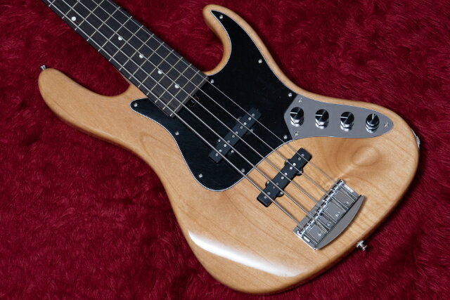 Kikuchi Guitarsは特にサドウスキーに関わる仕事において多くのプロベーシストから絶大な信頼を得る菊地嘉幸氏（及びオカダインターナショナル社）が手掛ける新たなハイブランドです。 最初に登場した製品は全てが一点もののカスタムモデルでしたが、それに対してHermes seriesはスペック固定の量産型と言えるものです。 少し語弊があるかもしれませんが、日本製時代のSadowsky MetrolineがHermes series、TYOがカスタムモデルのような立ち位置です。 菊地さんがデザインする多くのベースの中でも特に定評のあるJBをモチーフとしたデザインです。 これまでの彼の仕事を洗練させ、より現代のベースらしくまとめあげられています。 ボディはAlder、指板はRosewoodとクラシックな選択。 カスタムモデルにおいてはチェンバードボディも多くありますが、Hermes Seriesにおいては全てソリッドボディです。 人によってはソリッドボディの方が好みだと思います。（個人的に僕はソリッドの方が好みでした） シェイプはディンキーで、フルサイズではありません。 この点は同社が手がけるThree Dotsとの違いの一つですね。 チューナー、ブリッジはHIPSHOTを採用。 世界的な定番になりましたね。 PUはDiMarzioが製造を担当した、スプリットコイルタイプ。 これはSadowsky Metrolineが日本で作られていた時代のものとも似たものです。 特徴的なのは、ローノイズであること、そしてトレブリーであること。 プリアンプはこのモデルのためにEMGが特別にデザインしたカスタムタイプ。 ベースとトレブルをブーストするのみとシンプルな仕様。 これが当然の如くピッタリとフィットしています。 ブーストしていった時にミドルレンジの凹みのピークが絶妙で、ベースがキュッとスタイリッシュに締まっていくよう。 それでいながら、ベースらしさを失わず、また美しい倍音感も保持したまま。 2バンドのEQでブーストすることの意味を雄弁に語るよう。 コントロールはボリューム、バランサー、トーン（push/pull SWでプリアンプバイパス）、トレブル/ベース。 出荷時の弦高は低めではありますがカスタムモデルほどではなく、その弾き心地は非常に良好。 普段フェンダー系のベースをフェンダーっぽいセッティングで弾いている人にとっても心地よいものかと思います。 昔から特に高く評価されているネック周りの精度が素晴らしく、そのクオリティは十分に発揮されています。 ネックシェイプは少し平らで薄め。 極めて速いスピード感のある弾き心地が特徴的。 それでありながら十分な低音の量を備え、倍音豊富でトレブリーなサウンドに仕上げられています。 菊地氏が現代においてベースを作るからこそ実現した、至高の一本です。 Model：4st or 5st Body : Ash 2-Piece (Solid) or Alder 2-Piece (Solid) Neck：Maple, Thin Matte Nitro Fingerboard：Maple or Rosewood Fingerboard Radius：12″ (305R) Nut Material：Tusq Nut Width：4st：37mm, 5st：46mm Fret：22F Scale：864mm (34″) Bridge：4st：Hipshot 20mm Spacing, 5st：Hipshot 19mm Spacing Tuner：Hipshot License Ultra-Light Pickups：4st：DiMarzio 4HC in 60’s Locations, 5st：DiMarzio 5HC in 60’s Locations Preamp：Kikuchi Guitars Original Preamp Controls：Master Volume、Pickup Balancer、Passive Roll Off Tone (w/Pull Switch for Preamp Bypass)、Treble/Bass Boost Body Finish：Polyester String：4st：D’Addario .045 – .105, 5st：D’Addario .045 – .130T Case：Original Semi Hardcase GIBの職人が演奏しやすく調整した上でお届けします。 付属品 : セミハードケース 文章 : 嵯峨駿介 検品担当 : 早川 商品写真 : 三浦 メーカー保証つき ◯GIB, TONIQ保証について ●メンテナンス 永久無料 当店でご購入いただいた楽器は、「弦振動に関するセットアップ」（通常4,400円）を永久に無料でご利用いただけます。（要予約） ・名前を記入した保証書のご提示をお願いします。 ・GIBとTONIQの実店舗・オンラインショップでご購入されたご本人のみが対象です。 ・送料などの諸経費はご負担頂くようお願いします。 ●再買取金額保証 ご購入後、6ヶ月以内にご購入品を手放す際には当店にて買取金額を保証いたします。金額は新品は50%、中古は70%です。 ●不良の保証 ベーシック株式会社が販売した商品は不良に対する保証を行います。委託品などの一部商品を除いてご購入から一定の保証期間中、正常な範囲内でのご使用にて発生した故障については無料での修理（不可能な場合に限り返品・返金）を行います。 保証期間は中古商品は3ヶ月、新品商品は1年です。 次の場合は保証期間内でも有償での対応となりますのでお気をつけください。 ・輸送、移動、落下等により生じた故障及び損害の場合。 ・消耗品を交換する場合。 ・火災、地震、塩害、ガス害、異常電圧による故障及び、損傷の場合。 ・取扱説明書に記載の注意事項に反するお取り扱いによって生じた故障、損害の場合。 ・弊社以外が修理、改造された部分が故障・損傷した場合。 ・保証書にお名前、モデル名、シリアルなどの記入がない場合。あるいは字句を書き換えられた場合。 ・保証書の提示がない場合、または紛失した場合。 （保証の提供は日本国内でのご購入に限ります） 頑丈な段ボール箱で発送します。 海外向けの発送にも対応します。 item will be packed with a hard cardboard box. we do ship internationally.