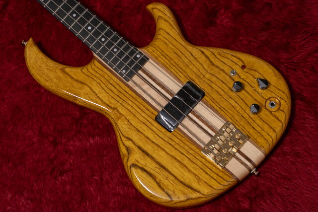 Aria Pro IIは日本のギター作りの黎明期から活躍を続ける、国際的なブランドです。 本モデルはAria Pro IIを代表するモデル、SBです。 日本ギター史上屈指の名作がカムバックしました。 SBは世界中のミュージシャンに愛用されてきました。 マーカスミラー、ウィルリー、ジャックブルース、ジョンテイラーなどはSBを愛用したベーシストとして知られています。 彼らが愛用してきたSBの最新版がこちら、ということです。 スルーネック構造が採用され、ネックはメイプルとウォルナットの7ピースのラミネートタイプ。 ヘッドの先からブリッジの底までスッと通った木目の美しさは格別。 指板はエボニーです。 ボディはアッシュが使用されています。 重量バランスを計算したボディシェイプが採用されており、実はボディのブリッジ側の方がヘッド側よりも厚みが大きくなっています。 これによって重量バランスをブリッジ側にずらし、演奏時の快適なバランスを獲得しています。 チューナーはGOTOHのGB707、ブリッジは同じくGOTOHのJ510BOです。 GOTOHの510ブリッジは、彼らの最高峰のモデルとしてラインナップされます。 それだけグレードの高いハードウェアを採用したことには、Ariapro IIの気合と強いコンセプトを感じます。 搭載しているピックアップはデュアルコイルのMB-1E。 プリアンプはお馴染みのB.B. Circuitです。 多くのベーシストを魅了したこのサーキットは、6つのキャラクターを自在に切り替えられる、アクティブローパスフィルターです。 ウォームで太いサウンドから、ブライトでアタッキーなサウンドまで、スイッチによってキャラクターが切り替わります。 シンプルながらも非常に実用的で、奏法やアンサンブルに合わせて最適なサウンドメイクが素早く可能です。 このフィルターはオンオフがミニスイッチによって切り替えられます。 コントロールはボリューム、トーン、モードセレクター、B.B. Circuitバイパススイッチ。 太く、アタッキー、そして引き締まりながらもスーッと伸びるようなサスティーンが特徴的。 これがSBです。 ぜひお試しください。 GIBの職人が演奏しやすく調整した上でお届けします。 付属品 : ギグバッグ 文章 : 嵯峨駿介 検品担当 : 平山 商品写真 : 三浦 メーカー保証つき ◯GIB, TONIQ保証について ●メンテナンス 永久無料 当店でご購入いただいた楽器は、「弦振動に関するセットアップ」（通常4,400円）を永久に無料でご利用いただけます。（要予約） ・名前を記入した保証書のご提示をお願いします。 ・GIBとTONIQの実店舗・オンラインショップでご購入されたご本人のみが対象です。 ・送料などの諸経費はご負担頂くようお願いします。 ●再買取金額保証 ご購入後、6ヶ月以内にご購入品を手放す際には当店にて買取金額を保証いたします。金額は新品は50%、中古は70%です。 ●不良の保証 ベーシック株式会社が販売した商品は不良に対する保証を行います。委託品などの一部商品を除いてご購入から一定の保証期間中、正常な範囲内でのご使用にて発生した故障については無料での修理（不可能な場合に限り返品・返金）を行います。 保証期間は中古商品は3ヶ月、新品商品は1年です。 次の場合は保証期間内でも有償での対応となりますのでお気をつけください。 ・輸送、移動、落下等により生じた故障及び損害の場合。 ・消耗品を交換する場合。 ・火災、地震、塩害、ガス害、異常電圧による故障及び、損傷の場合。 ・取扱説明書に記載の注意事項に反するお取り扱いによって生じた故障、損害の場合。 ・弊社以外が修理、改造された部分が故障・損傷した場合。 ・保証書にお名前、モデル名、シリアルなどの記入がない場合。あるいは字句を書き換えられた場合。 ・保証書の提示がない場合、または紛失した場合。 （保証の提供は日本国内でのご購入に限ります） 頑丈な段ボール箱で発送します。 海外向けの発送にも対応します。 item will be packed with a hard cardboard box. we do ship internationally.
