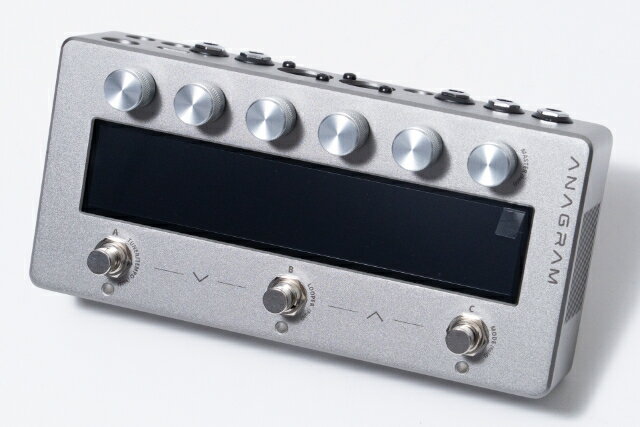 Darkglassから新発売のベース用プロセッサー、ANAGRAM。 ドライブ、コンプ、ワウ、モジュレーションなど様々なエフェクトを内蔵し、アンプ・キャビネットのシミュレーションも同じレイヤーで可能(最大24ブロック)。 設定したセッティングはもちろん自由に切り替え可能です。 こうした機能が優れているのはもちろん、UI/UXが秀逸。 タッチパネルとスイッチ内蔵のつまみによってわかりやすく、早く、様々なパラメータが調整可能です。 ステレオアウト、バランスアウト、ドライ/ウェットの2chアウト、usbc給電も可能。darkglass suitとの接続はもちろん、neural amp modelerとの連携も可能。 ベース用に作られているので、ベースとの相性には納得感があります。 今までのギタープロセッサーに使いづらさや、やりすぎ感を覚えていたベーシストにとって、しっくりくる製品だと思います。 メーカー保証付き 文章：嵯峨駿介 頑丈な段ボール箱で発送します。 海外向けの発送にも対応します。 item will be packed with a hard cardboard box. we do ship internationally.
