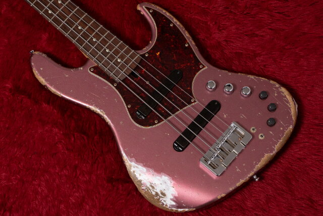 Xoticは日本人ビルダーであるHiro MiuraさんがLAで興したブランドです。 国内では高橋佳輝さん、indigo jam unitのBJさん、森岡克司さんをはじめ、国外に目を向けるとChuck Rainey、Rhonda Smith、Travis Carltonなど多くの有名ミュージシャンが愛用しています。 こちらはGIBがカスタムオーダーした特別な1本。 XJシリーズは日本製造のラインとしてスタジオミュージシャンを中心に高く評価されてきました。 基本的にトラディショナルなスタイルで作られながらいくつかの点をモダンにアップデートしています。 ネックジョイントの位置が通常と少し異なり、構えてみるとよりハイポジションに左手が入りやすくなっていることに気づくと思います。 指板全体を満遍なく使う現代のミュージシャンのためのアレンジです。 ボディはAlder、指板はRosewoodを指定。 少し指板が長く、22フレット仕様です。 塗料はラッカーで、カラーはBurgundy Mistのマッチングヘッド、Heavy Agedで依頼しました。 見た目的にもサウンド的にもクラシックな雰囲気です。 チューニングマシンはHIPSHOT Ultraliteを採用。 ブリッジは通常オリジナルのスタイルですが、今回はカスタムオーダーということでHIPSHOT Style Bを指定しました。 PUはRaw Vintageです。 これはカリフォルニアにてハンドメイドされるもので、クリアで鮮明、生々しいアウトプットが特徴的です。 以前よりもよりプレイヤーの指先をセンシティブに表現してくれるものになっています。 Neck PUはよりディープ、Bridge PUはより立体的、ミックスではクリアで締まったローエンドが得られます。 プリアンプはXoticオリジナルです。 コントロールはネックボリューム（アクティブ/パッシブ切替SW）、ブリッジボリューム（シリーズ/パラレル切替SW）、パッシブトーン、トレブル、ミドル、ベース、ミドルフリーケンシー切替SW、トレブルフリーケンシー切替SW。 サウンドは端正で、必要十分な低音域を確保しながらそこに心地よい倍音が乗っています。 演奏性も非常に高く、総合的にハイレベル。 特にセッションミュージシャンやスタジオミュージシャンにとって、モダンな演奏製やプリアンプを搭載しながらもサウンドはトラディショナルなJBというものは常に需要があるものです。 しかし、クオリティの面でそれを満たす製品は多くありません。 Xotic XJはその需要に対しての最適解になる製品の1つではないかと思います。 SPECS MODEL：XJ STRING：5 STRING BODY：ALDER COLOR：Burgundy Mist FINISH：LACQUER FINISH AGING：Heavy FINGERBOARD:ROSEWOOD POSITION MARK: LUMINOVA FRETS:22 FRETS JESCAR FW47104 PICKUPS:RAW VINTAGE TUNERS:HIPSHOT ULTRALITE BRIDGE：HIPSHOT Style B CONTROLS：2 VOLUME - 1 TONE PREAMP：3 BAND EQ GIBの職人が演奏しやすく調整した上でお届けします。 付属品 : ギグバッグ、フレットガード、ユーザーマニュアル、保証書、スペックシート 文章 : 寺尾竜馬 検品担当 : 早川 商品写真 : 若槻 メーカー保証つき ◯GIB, TONIQ保証について ●メンテナンス 永久無料 当店でご購入いただいた楽器は、「弦振動に関するセットアップ」（通常4,400円）を永久に無料でご利用いただけます。（要予約） ・名前を記入した保証書のご提示をお願いします。 ・GIBとTONIQの実店舗・オンラインショップでご購入されたご本人のみが対象です。 ・送料などの諸経費はご負担頂くようお願いします。 ●再買取金額保証 ご購入後、6ヶ月以内にご購入品を手放す際には当店にて買取金額を保証いたします。金額は新品は50%、中古は70%です。 ●不良の保証 ベーシック株式会社が販売した商品は不良に対する保証を行います。委託品などの一部商品を除いてご購入から一定の保証期間中、正常な範囲内でのご使用にて発生した故障については無料での修理（不可能な場合に限り返品・返金）を行います。 保証期間は中古商品は3ヶ月、新品商品は1年です。 次の場合は保証期間内でも有償での対応となりますのでお気をつけください。 ・輸送、移動、落下等により生じた故障及び損害の場合。 ・消耗品を交換する場合。 ・火災、地震、塩害、ガス害、異常電圧による故障及び、損傷の場合。 ・取扱説明書に記載の注意事項に反するお取り扱いによって生じた故障、損害の場合。 ・弊社以外が修理、改造された部分が故障・損傷した場合。 ・保証書にお名前、モデル名、シリアルなどの記入がない場合。あるいは字句を書き換えられた場合。 ・保証書の提示がない場合、または紛失した場合。 （保証の提供は日本国内でのご購入に限ります） ●下取りありで最大15％OFF ご購入の際、下取りサービスをご利用いただくと販売価格が10％OFFになります。（委託品は対象外。下取り金額が販売金額の20%以上の場合のみ適用可能です。） さらに毎月開催される買取強化キャンペーンの対象楽器を下取りに出していただいた場合、割引率は15％になります。 頑丈な段ボール箱で発送します。 海外向けの発送にも対応します。 item will be packed with a hard cardboard box. we do ship internationally.