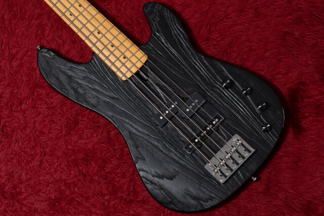 Sire（サイアー）はMarcus Miller氏が監修したベースをリリースしたブランドとして一躍有名になりました。 彼らが製造するギター・ベースのクオリティは非常に高く、マーカスファン以外からも高く支持されています。 こちらは新製品のP6-5です。 彼らが普段製作しているモデルがクラシックなスタイルだとしたら、こちらはよりモダンなスタイルです。 ボディトップにはAsh、バックにはMahoganyを採用。 ルックスとサウンド面を担保しながら、インドネシアの良質なMahoganyを採用した形でしょう。 指板、フレットの仕上がりは抜群。 この価格帯では当然ながら、もっと上の価格帯と比較しても遜色のない、高いクオリティで仕上げられています。 PUレイアウトはPBタイプのスプリットコイルにプラス、JBタイプのシングルコイル。 いわゆるPJスタイルです。 コントロールプレートがなく、ボディトップに直接コントロール類がマウントされています。 これらはMarcus Super-PJ Revolution Set Pickup set、Marcus Heritage-3 (No-Mid Frequency)と名付けられています。 コントロールはボリューム、トーン、バランサー、トレブル、ミドル、ベース（プッシュプルでアクティブパッシブ切替）といった構成。 P7などではミドルフリケンシーを採用していましたが本モデルはよりシンプルなコントロールを持ちます。 その点ではよりクラシックなアクティブベースと言えるかもしれませんね。 また、ミドルの帯域を固定することでメーカー側はより意図を持った全体のサウンドをデザインしています。 これは数々の製品で知見を蓄えた今のSireだからこそ可能なことであると思います。 サウンドは下から上までバランスが良く、歯切れのいいトーンが特徴的。 JBを普段演奏する方にとっても納得感のあるものかと思います。 SPECS -BODY- Body Material: Mahogany with Solid Ash Top Body Shape: Marcus Miller Precision Shape Body Color: Butterscotch, SGM(Surf Green Metallic), BK(Black) -NECK- Neck Material: Hard Maple Neck Shape: C-Shape Scale: 34"" Fingerboard Material: Hard Maple (SGM, BK) and Rosewood (BB) Edgeless™ (Rolled Fretboard Edges) Fingerboard Radius: 9.5"" Frets: 2.4 mm Medium, 20 Frets String Nut: Bone Nut, 46mm Width Inlay: Dot Neck Joint: Four Bolt Steel Plate -ELECTRONICS- Pickup: Marcus Super-PJ Revolution Set Pickup set Preamp: Marcus Heritage-3 (No-Mid Frequency) Controls: Volume/Tone, Blender, Treble/Middle, Bass(P/P for Passive mode) Knobs: Aluminum Knob Black -HARDWARE- Bridge: Marcus Miller Modern-S Bass Bridge Tuning Gear: Premium Light Weight Open Gear Hardware Finish: Chrome Pick guard: None GIBの職人が演奏しやすく調整した上でお届けします。 付属品 : ギグバッグ、保証書 文章 : 寺尾竜馬 検品担当 : 早川 商品写真 : 三浦 メーカー保証つき ◯GIB, TONIQ保証について ●メンテナンス 永久無料 当店でご購入いただいた楽器は、「弦振動に関するセットアップ」（通常4,400円）を永久に無料でご利用いただけます。（要予約） ・名前を記入した保証書のご提示をお願いします。 ・GIBとTONIQの実店舗・オンラインショップでご購入されたご本人のみが対象です。 ・送料などの諸経費はご負担頂くようお願いします。 ●再買取金額保証 ご購入後、6ヶ月以内にご購入品を手放す際には当店にて買取金額を保証いたします。金額は新品は50%、中古は70%です。 ●不良の保証 ベーシック株式会社が販売した商品は不良に対する保証を行います。委託品などの一部商品を除いてご購入から一定の保証期間中、正常な範囲内でのご使用にて発生した故障については無料での修理（不可能な場合に限り返品・返金）を行います。 保証期間は中古商品は3ヶ月、新品商品は1年です。 次の場合は保証期間内でも有償での対応となりますのでお気をつけください。 ・輸送、移動、落下等により生じた故障及び損害の場合。 ・消耗品を交換する場合。 ・火災、地震、塩害、ガス害、異常電圧による故障及び、損傷の場合。 ・取扱説明書に記載の注意事項に反するお取り扱いによって生じた故障、損害の場合。 ・弊社以外が修理、改造された部分が故障・損傷した場合。 ・保証書にお名前、モデル名、シリアルなどの記入がない場合。あるいは字句を書き換えられた場合。 ・保証書の提示がない場合、または紛失した場合。 （保証の提供は日本国内でのご購入に限ります） ●下取りありで最大15％OFF ご購入の際、下取りサービスをご利用いただくと販売価格が10％OFFになります。（委託品は対象外。下取り金額が販売金額の20%以上の場合のみ適用可能です。） さらに毎月開催される買取強化キャンペーンの対象楽器を下取りに出していただいた場合、割引率は15％になります。 頑丈な段ボール箱で発送します。 海外向けの発送にも対応します。 item will be packed with a hard cardboard box. we do ship internationally. 問い合わせ先 Contact Info LINE : vwj2699r email : info@bassick.jp TEL : 045 594 7308