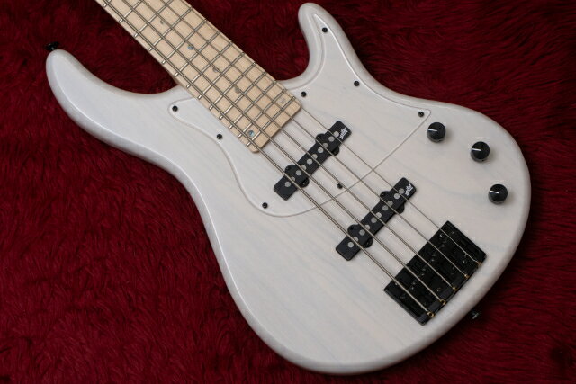 Bacchus、Momoseなどを生産するDeviserにおいて最上級に位置づけられるブランドがSTRです。 こちらはSierra SeriesのLSモデルです。 主に海外市場向けのシリーズかと思います。 ボディはAsh、指板はMaple、ネックはMapleの3Pラミネートタイプです。 ピックアップにはAguilar AG4J-HOTを採用し、サーキットはパッシブのタイプ。 チューナーとブリッジはGOTOHです。 JBなどがもつアンサンブルにおいてに求められる要素を過不足なく持ち、それでありながらパワフルさとフレキシブルな音作りが付加されています。 同ブランドらしく弾き心地はハイパースムースで、素早い反応性には心地よさを感じます。 カラーは「美しいホワイト」とだけオーダーを入れました。 美しい仕上がりで、実物はもっときれいです。 ●SPECS Body : Ash Neck : Maple 3 piece Fingerboard : Maple or Blackwood Nut : Bone Bridge : GOTOH / 404BO-5 Machineheads : GOTOH / GB707 Fret : SBB215 Jumbo Pickups : Aguilar AG5J-HOT Control : 2vol,1Tone Scale Length : 34inch Width at Nut : 46.0mm Fingerboard Radius : 400R Finish : Urethane Accessories : STR Semi Hard Gig Bag, Allen Wrench 付属品 ：オリジナルギグバッグ、保証書、レンチ 文章：嵯峨駿介 検品担当 : 石川 メーカー保証付き 頑丈な段ボール箱で発送します。 海外向けの発送にも対応します。 item will be packed with a hard cardboard box. we do ship internationally. 問い合わせ先 Contact Info LINE : vwj2699r email : info@bassick.jp TEL : 045 534 7133Bacchus、Momoseなどを生産するDeviserにおいて最上級に位置づけられるブランドがSTRです。 こちらはSierra SeriesのLSモデルです。 主に海外市場向けのシリーズかと思います。 ボディはAsh、指板はMaple、ネックはMapleの3Pラミネートタイプです。 ピックアップにはAguilar AG4J-HOTを採用し、サーキットはパッシブのタイプ。 チューナーとブリッジはGOTOHです。 JBなどがもつアンサンブルにおいてに求められる要素を過不足なく持ち、それでありながらパワフルさとフレキシブルな音作りが付加されています。 同ブランドらしく弾き心地はハイパースムースで、素早い反応性には心地よさを感じます。 カラーは「美しいホワイト」とだけオーダーを入れました。 美しい仕上がりで、実物はもっときれいです。 ●SPECS Body : Ash Neck : Maple 3 piece Fingerboard : Maple or Blackwood Nut : Bone Bridge : GOTOH / 404BO-5 Machineheads : GOTOH / GB707 Fret : SBB215 Jumbo Pickups : Aguilar AG5J-HOT Control : 2vol,1Tone Scale Length : 34inch Width at Nut : 46.0mm Fingerboard Radius : 400R Finish : Urethane Accessories : STR Semi Hard Gig Bag, Allen Wrench 付属品 ：オリジナルギグバッグ、保証書、レンチ 文章：嵯峨駿介 検品担当 : 石川 メーカー保証付き 頑丈な段ボール箱で発送します。 海外向けの発送にも対応します。 item will be packed with a hard cardboard box. we do ship internationally. 問い合わせ先 Contact Info LINE : vwj2699r email : info@bassick.jp TEL : 045 534 7133