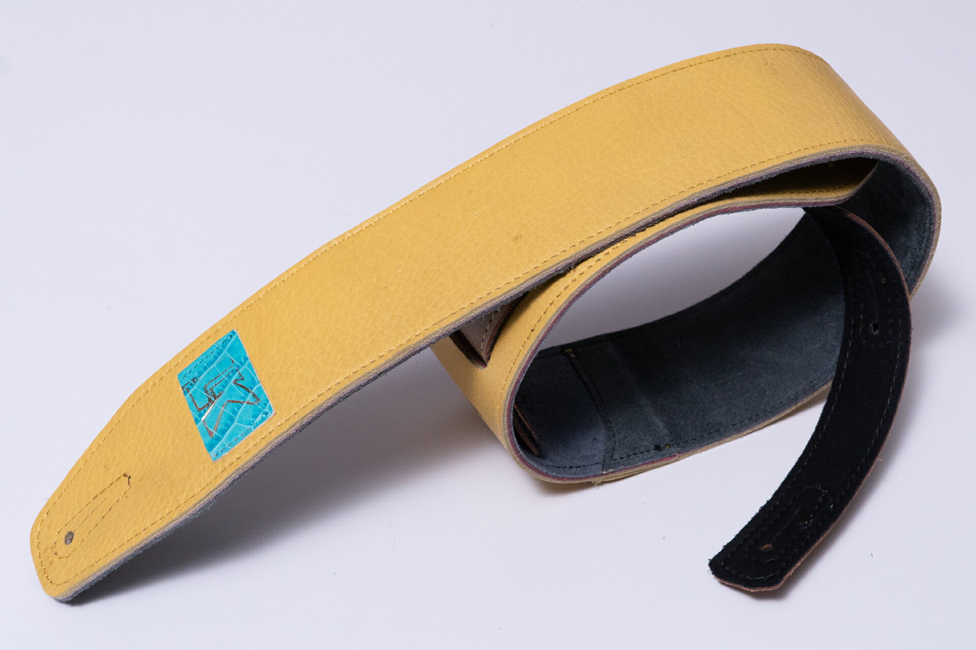 LK STRAPSはニューヨークはブルックリン発のストラップブランドです。 古いインテリアのレザーを使用し、時にはそれらを美しく装飾してストラップに仕上げます。 その現代的なコンセプトと、軽く柔らかく、そして美しいストラップの質の高さは高く評価されています。 Michael League, Andrew Gouche, Hadrien Feraudなど、愛用しているミュージシャンは錚々たる面々。 全てはハンドメイドで製作され、そのモデルのためだけのインスピレーションの元に作られます。 そのため、LKという文字の部分に使われるレザーやステッチのカラー、また縫い方などは1本1本異なります。 こちらはLKとGIBのコラボレーションによって生まれた、全てが限定の1点物の商品です。 できれば実物をGIB横浜でチェックして頂きたいのですが、その魅力が正しく伝わるように撮影を行いますので、ご安心ください。 素材の性質上わずかな汚れが付着していることもあります。 最短約100cm~最長約120cm程のサイズですが、性質上多少の前後があります。 ご理解いただけましたら幸いです。 【ARTIST】 ANDREW GOUCHE BOOTSY COLLINS MICHAEL LEAGUE FELIX PASTORIUS MONONEON HADRIEN FERAUD BOBBY VEGA …… 文章：嵯峨駿介 メーカー保証付き 頑丈な段ボール箱で発送します。