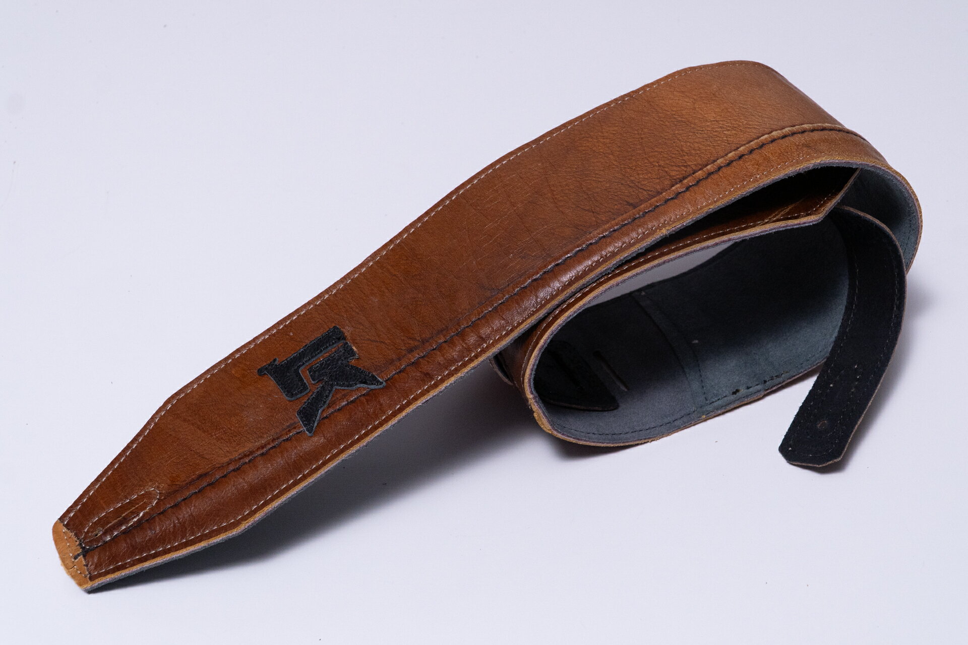 LK STRAPSはニューヨークはブルックリン発のストラップブランドです。 古いインテリアのレザーを使用し、時にはそれらを美しく装飾してストラップに仕上げます。 その現代的なコンセプトと、軽く柔らかく、そして美しいストラップの質の高さは高く評価されています。 Michael League, Andrew Gouche, Hadrien Feraudなど、愛用しているミュージシャンは錚々たる面々。 全てはハンドメイドで製作され、そのモデルのためだけのインスピレーションの元に作られます。 そのため、LKという文字の部分に使われるレザーやステッチのカラー、また縫い方などは1本1本異なります。 こちらはLKとGIBのコラボレーションによって生まれた、全てが限定の1点物の商品です。 できれば実物をGIB横浜でチェックして頂きたいのですが、その魅力が正しく伝わるように撮影を行いますので、ご安心ください。 素材の性質上わずかな汚れが付着していることもあります。 最短約100cm~最長約120cm程のサイズですが、性質上多少の前後があります。 ご理解いただけましたら幸いです。 【ARTIST】 ANDREW GOUCHE BOOTSY COLLINS MICHAEL LEAGUE FELIX PASTORIUS MONONEON HADRIEN FERAUD BOBBY VEGA …… 文章：嵯峨駿介 メーカー保証付き 頑丈な段ボール箱で発送します。