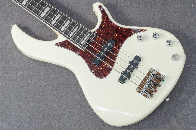 Aria Pro IIは日本のギター作りの黎明期から活躍を続ける、国際的なブランドです。 大きな商社である荒井貿易の自社ブランドだからこそ、高いクオリティと手に取りやすい価格を両立することを得意としています。 こちらは2025年にリリースされた新作、RSB-800です。 最初に情報を見た時にその十分なスペックに対してあまりにも価格が安いなと感じました。 実物を触ってみて、その質の高さにも驚きました。 この価格でこの質は荒井貿易だからこそ。とても素晴らしい製品です。 製造はインドネシアです。 現在インドネシアのギター製造のクオリティはとても高く、本当に素晴らしいなと思いますね。 Bayurというインドネシアの木材をボディに使用しており、これがとても軽量です。 多くの個体は4kgを下回っています。 指板のRosewoodはインドネシアらしく上質で、これはネックのMapleも同様です。 チューニングマシンにはGOTOH GB-10を採用。 JBタイプのシングルコイルPUに、日本でデザイン・製造を行った2バンドEQを内蔵したプリアンプを合わせています。 BASSは70Hzを±8db、TREBLEは7kHzを±18db変化させます。 BASSを上げてもボワつかずに厚みが出て、TREBLEは大きな変化幅で鋭いアタックを感じる部分を調整できます。 ボリュームコントロールのプッシュプルスイッチによってパッシブサーキットへの切り替えも可能です。 24F仕様であることも注目したいポイントで、この広い音域で、かつモダンなJBサウンドが得られることは大きな魅力と言えるでしょう。 何度も繰り返してしまいますが、この価格でこのクオリティは本当に素晴らしいです。 ただ、低価格の製品では仕方ないことですが多少の塗装のスクラッチ傷などは稀にあります。 しかし、そうした部分を考慮してもなお、素敵な製品であることに違いがありません。 ぜひ実際に触って感動してください。 ◯SPECS Body：Bayur Neck：Maple, Bolt-on Fingerboard：Rosewood Frets：24F Scale：864 mm Pickups：AJB-1 x 2 Circuit：AriaproII AXBP-3 Controls：1 Volume (w/Pull Swich for Preamp Bypass), 1 Balancer, Treble, Bass Machineheads：GOTOH GB-10 Bridge：VFB-1002C Hardware：Chrome 付属品 ：ギグバッグ 文章：嵯峨駿介 ◯GIB, TONIQ保証について ●メンテナンス 永久無料 当店でご購入いただいた楽器は、「弦振動に関するセットアップ」（通常4,400円）を永久に無料でご利用いただけます。（要予約） ・名前を記入した保証書のご提示をお願いします。 ・GIBとTONIQの実店舗・オンラインショップでご購入されたご本人のみが対象です。 ・送料などの諸経費はご負担頂くようお願いします。 ●再買取金額保証 ご購入後、6ヶ月以内にご購入品を手放す際には当店にて買取金額を保証いたします。金額は新品は50%、中古は70%です。 ●不良の保証 ベーシック株式会社が販売した商品は不良に対する保証を行います。委託品などの一部商品を除いてご購入から一定の保証期間中、正常な範囲内でのご使用にて発生した故障については無料での修理（不可能な場合に限り返品・返金）を行います。 保証期間は中古商品は3ヶ月、新品商品は1年です。 次の場合は保証期間内でも有償での対応となりますのでお気をつけください。 ・輸送、移動、落下等により生じた故障及び損害の場合。 ・消耗品を交換する場合。 ・火災、地震、塩害、ガス害、異常電圧による故障及び、損傷の場合。 ・取扱説明書に記載の注意事項に反するお取り扱いによって生じた故障、損害の場合。 ・弊社以外が修理、改造された部分が故障・損傷した場合。 ・保証書にお名前、モデル名、シリアルなどの記入がない場合。あるいは字句を書き換えられた場合。 ・保証書の提示がない場合、または紛失した場合。 （保証の提供は日本国内でのご購入に限ります） メーカー保証付き 頑丈な段ボール箱で発送します。 海外向けの発送にも対応します。 item will be packed with a hard cardboard box. we do ship internationally. 問い合わせ先 Contact Info LINE : vwj2699r email :gib.hyogo@gmail.com TEL : 050-7127-1046