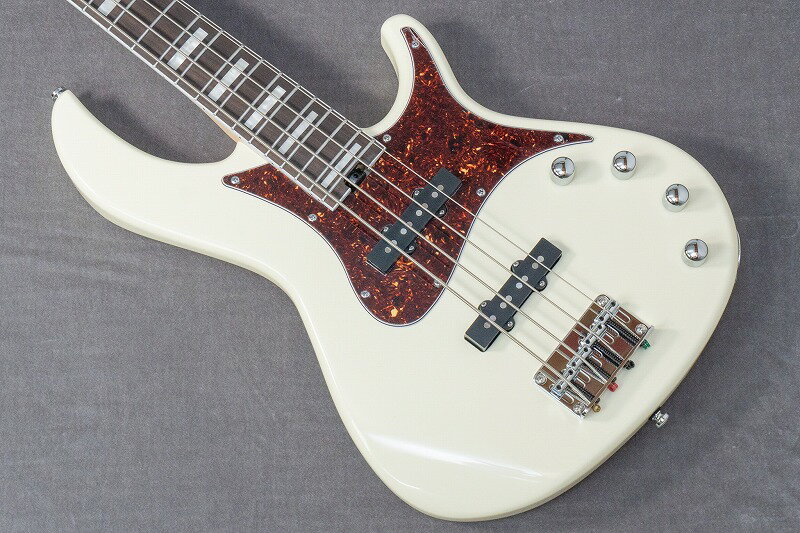 Aria Pro IIは日本のギター作りの黎明期から活躍を続ける、国際的なブランドです。 大きな商社である荒井貿易の自社ブランドだからこそ、高いクオリティと手に取りやすい価格を両立することを得意としています。 こちらは2025年にリリースされた新作、RSB-800です。 最初に情報を見た時にその十分なスペックに対してあまりにも価格が安いなと感じました。 実物を触ってみて、その質の高さにも驚きました。 この価格でこの質は荒井貿易だからこそ。とても素晴らしい製品です。 製造はインドネシアです。 現在インドネシアのギター製造のクオリティはとても高く、本当に素晴らしいなと思いますね。 Bayurというインドネシアの木材をボディに使用しており、これがとても軽量です。 多くの個体は4kgを下回っています。 指板のRosewoodはインドネシアらしく上質で、これはネックのMapleも同様です。 チューニングマシンにはGOTOH GB-10を採用。 JBタイプのシングルコイルPUに、日本でデザイン・製造を行った2バンドEQを内蔵したプリアンプを合わせています。 BASSは70Hzを±8db、TREBLEは7kHzを±18db変化させます。 BASSを上げてもボワつかずに厚みが出て、TREBLEは大きな変化幅で鋭いアタックを感じる部分を調整できます。 ボリュームコントロールのプッシュプルスイッチによってパッシブサーキットへの切り替えも可能です。 24F仕様であることも注目したいポイントで、この広い音域で、かつモダンなJBサウンドが得られることは大きな魅力と言えるでしょう。 何度も繰り返してしまいますが、この価格でこのクオリティは本当に素晴らしいです。 ただ、低価格の製品では仕方ないことですが多少の塗装のスクラッチ傷などは稀にあります。 しかし、そうした部分を考慮してもなお、素敵な製品であることに違いがありません。 ぜひ実際に触って感動してください。 ◯SPECS Body：Bayur Neck：Maple, Bolt-on Fingerboard：Rosewood Frets：24F Scale：864 mm Pickups：AJB-1 x 2 Circuit：AriaproII AXBP-3 Controls：1 Volume (w/Pull Swich for Preamp Bypass), 1 Balancer, Treble, Bass Machineheads：GOTOH GB-10 Bridge：VFB-1002C Hardware：Chrome 付属品 ：ギグバッグ 文章：嵯峨駿介 ◯GIB, TONIQ保証について ●メンテナンス 永久無料 当店でご購入いただいた楽器は、「弦振動に関するセットアップ」（通常4,400円）を永久に無料でご利用いただけます。（要予約） ・名前を記入した保証書のご提示をお願いします。 ・GIBとTONIQの実店舗・オンラインショップでご購入されたご本人のみが対象です。 ・送料などの諸経費はご負担頂くようお願いします。 ●再買取金額保証 ご購入後、6ヶ月以内にご購入品を手放す際には当店にて買取金額を保証いたします。金額は新品は50%、中古は70%です。 ●不良の保証 ベーシック株式会社が販売した商品は不良に対する保証を行います。委託品などの一部商品を除いてご購入から一定の保証期間中、正常な範囲内でのご使用にて発生した故障については無料での修理（不可能な場合に限り返品・返金）を行います。 保証期間は中古商品は3ヶ月、新品商品は1年です。 次の場合は保証期間内でも有償での対応となりますのでお気をつけください。 ・輸送、移動、落下等により生じた故障及び損害の場合。 ・消耗品を交換する場合。 ・火災、地震、塩害、ガス害、異常電圧による故障及び、損傷の場合。 ・取扱説明書に記載の注意事項に反するお取り扱いによって生じた故障、損害の場合。 ・弊社以外が修理、改造された部分が故障・損傷した場合。 ・保証書にお名前、モデル名、シリアルなどの記入がない場合。あるいは字句を書き換えられた場合。 ・保証書の提示がない場合、または紛失した場合。 （保証の提供は日本国内でのご購入に限ります） メーカー保証付き 頑丈な段ボール箱で発送します。 海外向けの発送にも対応します。 item will be packed with a hard cardboard box. we do ship internationally. 問い合わせ先 Contact Info LINE : vwj2699r email :gib.hyogo@gmail.com TEL : 050-7127-1046