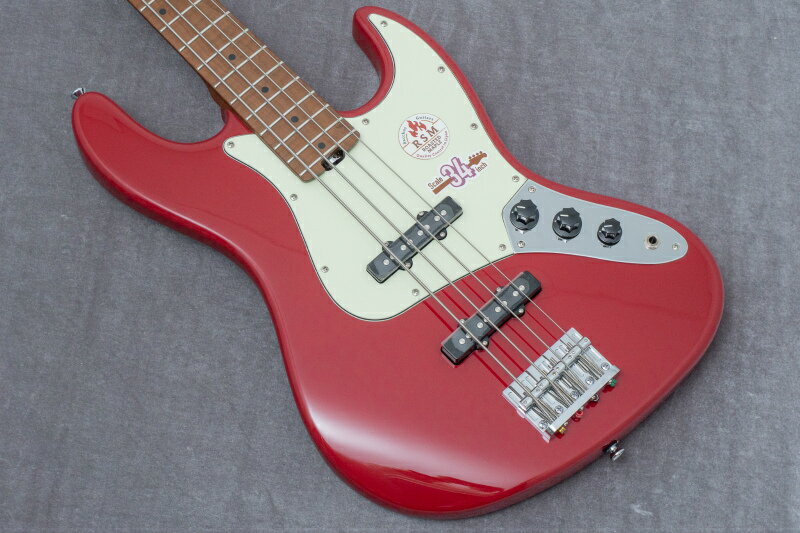 Bacchus（バッカス）は長野を拠点とする日本のブランドです。 飛鳥工場という大型のギター工場を保有するディバイザー傘下のブランドで、工場が自ら手掛けるからこその質の高さは多くのミュージシャンに評価されています。 本モデルは高い品質を目指して独自の製造を行うグローバルシリーズのWOODLINEモデルです。 特筆したい点はネックに使われているローステッドメイプルです。 ローステッドメイプルは、高温で処理することで木材内部の水分や油分を揮発させることで強い安定性を獲得した木材です。 元はフィンランドのサウナ用の建材で、特に高温多湿に対する耐性があります。 同ブランドらしくスーパースムースな弾き心地が特徴的で、サウンドもスムース。 ローステッドメイプルは立ち上がりがスムースで、こなれた鳴り方をするのが特徴的ですが本モデルにおいてもその点はやはり同様。 滑らかなレスポンス感でありながら、パワフルなサウンドが得られます。 弾いていて心地よく、このような楽器は長い時間弾いていたくなってしまいます。 ●SPEC Body：Nyatoh Neck：Roasted Maple Fingerboard：Roasted Maple Nut：graph tech tusq XL Bridge：JB bridge w/ brass saddle Machineheads：Opengear Fret：Nickel Silver Pickup：Original JB set Control：2Vol, 1Tone (Pull-up = turbo switch) Scale：34inch Width at Nut：38.0mm Finish：Polyurethane or Polyester 付属品 ：ギグバッグ、保証書、レンチ、フレットガード 文章：嵯峨駿介 メーカー保証つき こちらはメーカー公式のアウトレット品です。 外観以外につきましては保証が付きますのでご安心ください。 ◯GIB, TONIQ保証について ●メンテナンス 永久無料 当店でご購入いただいた楽器は、「弦振動に関するセットアップ」（通常4,400円）を永久に無料でご利用いただけます。（要予約） ・名前を記入した保証書のご提示をお願いします。 ・GIBとTONIQの実店舗・オンラインショップでご購入されたご本人のみが対象です。 ・送料などの諸経費はご負担頂くようお願いします。 ●再買取金額保証 ご購入後、6ヶ月以内にご購入品を手放す際には当店にて買取金額を保証いたします。金額は新品は50%、中古は70%です。 ●不良の保証 ベーシック株式会社が販売した商品は不良に対する保証を行います。委託品などの一部商品を除いてご購入から一定の保証期間中、正常な範囲内でのご使用にて発生した故障については無料での修理（不可能な場合に限り返品・返金）を行います。 保証期間は中古商品は3ヶ月、新品商品は1年です。 次の場合は保証期間内でも有償での対応となりますのでお気をつけください。 ・輸送、移動、落下等により生じた故障及び損害の場合。 ・消耗品を交換する場合。 ・火災、地震、塩害、ガス害、異常電圧による故障及び、損傷の場合。 ・取扱説明書に記載の注意事項に反するお取り扱いによって生じた故障、損害の場合。 ・弊社以外が修理、改造された部分が故障・損傷した場合。 ・保証書にお名前、モデル名、シリアルなどの記入がない場合。あるいは字句を書き換えられた場合。 ・保証書の提示がない場合、または紛失した場合。 （保証の提供は日本国内でのご購入に限ります） ●下取りありで最大15％OFF ご購入の際、下取りサービスをご利用いただくと販売価格が10％OFFになります。（委託品は対象外。下取り金額が販売金額の20%以上の場合のみ適用可能です。） さらに毎月開催される買取強化キャンペーンの対象楽器を下取りに出していただいた場合、割引率は15％になります。 頑丈な段ボール箱で発送します。 海外向けの発送にも対応します。 item will be packed with a hard cardboard box. we do ship internationally. 問い合わせ先 Contact Info LINE : vwj2699r email :gib.hyogo@bassick.jp TEL : 050-7127-1046