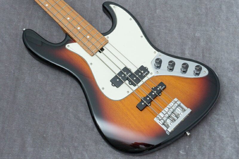 Sadowsky（サドウスキー）はMarcus Miller、Will Leeといった一流ミュージシャンを顧客にもつNYのハイブランドです。 今までMetroline Expressは日本で製造を行っていましたが、サドウスキー製品の流通をワーウィック（Warwick）が担当するに従って、製造場所が中国の工場になりました。 販売価格を抑えながらも高いクオリティは維持されており、同価格帯では非常にユニークな存在感のある製品です。 Metroline Expressシリーズが出た当初はSadowskyロゴではなかったのですが、無事変更になりました。 さらに、ネックはローステッドメイプルに変更されました。 サテンの仕上げで、さらっとした触り心地。 バックパネルはWarwick同様に、ビスが要らないタイプです。 キャビティの中に目を向けると、銅箔テープでシールディングが施されていますね。素晴らしいです。 ピックアップはネック側にはプレシジョンベーススタイル、ブリッジ側にはジャズベーススタイルのものを搭載した、PJタイプ。 ブリッジ側のピックアップはハムキャンセルタイプで、PJでありがちなノイズは最小限。 プリアンプの基盤は100万円前後の値付けがされる最上位機種とほぼ同等で、この点は大きなメリットになるかと思います。 コントロールはボリューム、バランサー、ベース、トレブル。 プッシュプルスイッチでアクティブサーキットをバイパスしてパッシブで演奏することができます。 パワフルでキレのあるサウンドは近年のNYCモデルよりも少し派手目に聴こえます。 音だけを聴けばむしろこちらの方が好き、という方もいらっしゃるかと思います。 同価格帯で同じように高いクオリティを発揮する製品を作ることは、簡単ではなさそうです。 おすすめです。 ●SPECS 4-String Electric Bass Scale Length: 34&quot; (864 mm) Bolt-On Construction Body Wood: Okoume Neck Wood: Roasted Maple Fingerboard: Roasted Maple Fingerboard Radius: 12&quot; Nut: Sadowsky Just-A-Nut III Nut Width: 1.54&quot; (39.2 mm) Frets: 21 Nickel Silver (width: 0.094&quot; (2.4 mm) / height: 0.051&quot; (1.3 mm)) Neck Pickup: Passive Sadowsky P-Style Bridge Pickup: Passive hum-cancelling Sadowsky J-Style in 60s position Electronics: Sadowsky Active 2-Way Controls: Volume / Balance / Treble / Bass Push/pull function at Bass knob for preamp bypass Tuners: Sadowsky Light machine heads with open gear Security Locks: Sadowsky S-style Bridge System: Sadowsky bridge with quick string release Hardware Color: Chrome Strings: 045 - 105 Stainless Steel Included Accessories: Sadowsky Fretboard Protector and Hex Key Tools Gig Bag: Sadowsky Portabag (SAC BAG BASS PORTA) GIBの職人が演奏しやすく調整した上でお届けします。 付属品 : オリジナルギグバッグ、保証書 文章 : 嵯峨駿介 商品写真 : 寺馬 ◯GIB, TONIQ保証について ●メンテナンス 永久無料 当店でご購入いただいた楽器は、「弦振動に関するセットアップ」（通常4,400円）を永久に無料でご利用いただけます。（要予約） ・名前を記入した保証書のご提示をお願いします。 ・GIBとTONIQの実店舗・オンラインショップでご購入されたご本人のみが対象です。 ・送料などの諸経費はご負担頂くようお願いします。 ●再買取金額保証 ご購入後、6ヶ月以内にご購入品を手放す際には当店にて買取金額を保証いたします。金額は新品は50%、中古は70%です。 ●不良の保証 ベーシック株式会社が販売した商品は不良に対する保証を行います。委託品などの一部商品を除いてご購入から一定の保証期間中、正常な範囲内でのご使用にて発生した故障については無料での修理（不可能な場合に限り返品・返金）を行います。 保証期間は中古商品は3ヶ月、新品商品は1年です。 次の場合は保証期間内でも有償での対応となりますのでお気をつけください。 ・輸送、移動、落下等により生じた故障及び損害の場合。 ・消耗品を交換する場合。 ・火災、地震、塩害、ガス害、異常電圧による故障及び、損傷の場合。 ・取扱説明書に記載の注意事項に反するお取り扱いによって生じた故障、損害の場合。 ・弊社以外が修理、改造された部分が故障・損傷した場合。 ・保証書にお名前、モデル名、シリアルなどの記入がない場合。あるいは字句を書き換えられた場合。 ・保証書の提示がない場合、または紛失した場合。 （保証の提供は日本国内でのご購入に限ります） 頑丈な段ボール箱で発送します。 海外向けの発送にも対応します。 item will be packed with a hard cardboard box. we do ship internationally. 問い合わせ先 Contact Info LINE : vwj2699r email :gib.hyogo@bassick.jp TEL : 050-7127-1046