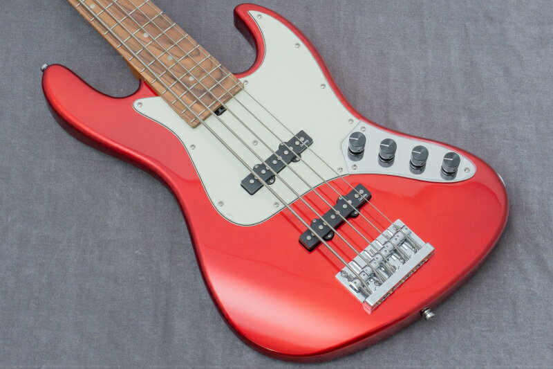 Sadowsky（サドウスキー）はMarcus Miller、Will Leeといった一流ミュージシャンを顧客にもつNYのハイブランドです。 今までMetroline Expressは日本で製造を行っていましたが、サドウスキー製品の流通をワーウィック（Warwick）が担当するに従って、製造場所が中国の工場になりました。 販売価格を抑えながらも高いクオリティは維持されており、同価格帯では非常にユニークな存在感のある製品です。 Metroline Expressシリーズが出た当初はSadowskyロゴではなかったのですが、無事変更になりました。 さらに、ネックはローステッドメイプルに変更されました。 サテンの仕上げで、さらっとした触り心地。 バックパネルはWarwick同様に、ビスが要らないタイプです。 キャビティの中に目を向けると、銅箔テープでシールディングが施されていますね。素晴らしいです。 ピックアップはSadowskyらしくハムキャンセルタイプ。 プリアンプの基盤は100万円前後の値付けがされる最上位機種とほぼ同等で、この点は大きなメリットになるかと思います。 コントロールはボリューム、バランサー、ベース、トレブル。 プッシュプルスイッチでアクティブサーキットをバイパスしてパッシブで演奏することができます。 パワフルでキレのあるサウンドは近年のNYCモデルよりも少し派手目に聴こえます。 音だけを聴けばむしろこちらの方が好き、という方もいらっしゃるかと思います。 同価格帯で同じように高いクオリティを発揮する製品を作ることは、簡単ではなさそうです。 おすすめです。 ●SPECS 5-String Electric Bass Scale Length: 34&quot; (864 mm) Bolt-On Construction Body Wood: Okoume Neck Wood: Roasted Maple Fingerboard: Morado (Pau Ferro) Fingerboard Radius: 12&quot; Nut: Sadowsky Just-A-Nut III Nut Width: 1.875&quot; (47.6 mm) Frets: 21 Nickel Silver (width: 0.094&quot; (2.4 mm) / height: 0.051&quot; (1.3 mm)) Neck Pickup: Passive hum-cancelling Sadowsky stacked J-Style Bridge Pickup: Passive hum-cancelling Sadowsky stacked J-Style in 60s position Electronics: Sadowsky Active 2-Way Controls: Volume / Balance / Treble / Bass Push/pull function at Bass knob for preamp bypass Tuners: Sadowsky Light machine heads with open gear Security Locks: Sadowsky S-style Bridge System: Sadowsky bridge with quick string release Hardware Color: Chrome Strings: 045 - 135 Stainless Steel Included Accessories: Sadowsky Fretboard Protector and Hex Key Tools Gig Bag: Sadowsky Portabag (SAC BAG BASS PORTA) 付属品 ：ギグバッグ 文章：嵯峨駿介 商品写真 : 寺馬 メーカー保証つき ◯GIB, TONIQ保証について ●メンテナンス 永久無料 当店でご購入いただいた楽器は、「弦振動に関するセットアップ」（通常4,400円）を永久に無料でご利用いただけます。（要予約） ・名前を記入した保証書のご提示をお願いします。 ・GIBとTONIQの実店舗・オンラインショップでご購入されたご本人のみが対象です。 ・送料などの諸経費はご負担頂くようお願いします。 ●再買取金額保証 ご購入後、6ヶ月以内にご購入品を手放す際には当店にて買取金額を保証いたします。金額は新品は50%、中古は70%です。 ●不良の保証 ベーシック株式会社が販売した商品は不良に対する保証を行います。委託品などの一部商品を除いてご購入から一定の保証期間中、正常な範囲内でのご使用にて発生した故障については無料での修理（不可能な場合に限り返品・返金）を行います。 保証期間は中古商品は3ヶ月、新品商品は1年です。 次の場合は保証期間内でも有償での対応となりますのでお気をつけください。 ・輸送、移動、落下等により生じた故障及び損害の場合。 ・消耗品を交換する場合。 ・火災、地震、塩害、ガス害、異常電圧による故障及び、損傷の場合。 ・取扱説明書に記載の注意事項に反するお取り扱いによって生じた故障、損害の場合。 ・弊社以外が修理、改造された部分が故障・損傷した場合。 ・保証書にお名前、モデル名、シリアルなどの記入がない場合。あるいは字句を書き換えられた場合。 ・保証書の提示がない場合、または紛失した場合。 （保証の提供は日本国内でのご購入に限ります） ●下取りありで最大15％OFF ご購入の際、下取りサービスをご利用いただくと販売価格が10％OFFになります。（委託品は対象外。下取り金額が販売金額の20%以上の場合のみ適用可能です。） さらに毎月開催される買取強化キャンペーンの対象楽器を下取りに出していただいた場合、割引率は15％になります。 頑丈な段ボール箱で発送します。 海外向けの発送にも対応します。 item will be packed with a hard cardboard box. we do ship internationally. 問い合わせ先 Contact Info LINE : vwj2699r email :gib.hyogo@bassick.jp TEL : 050-7127-1046