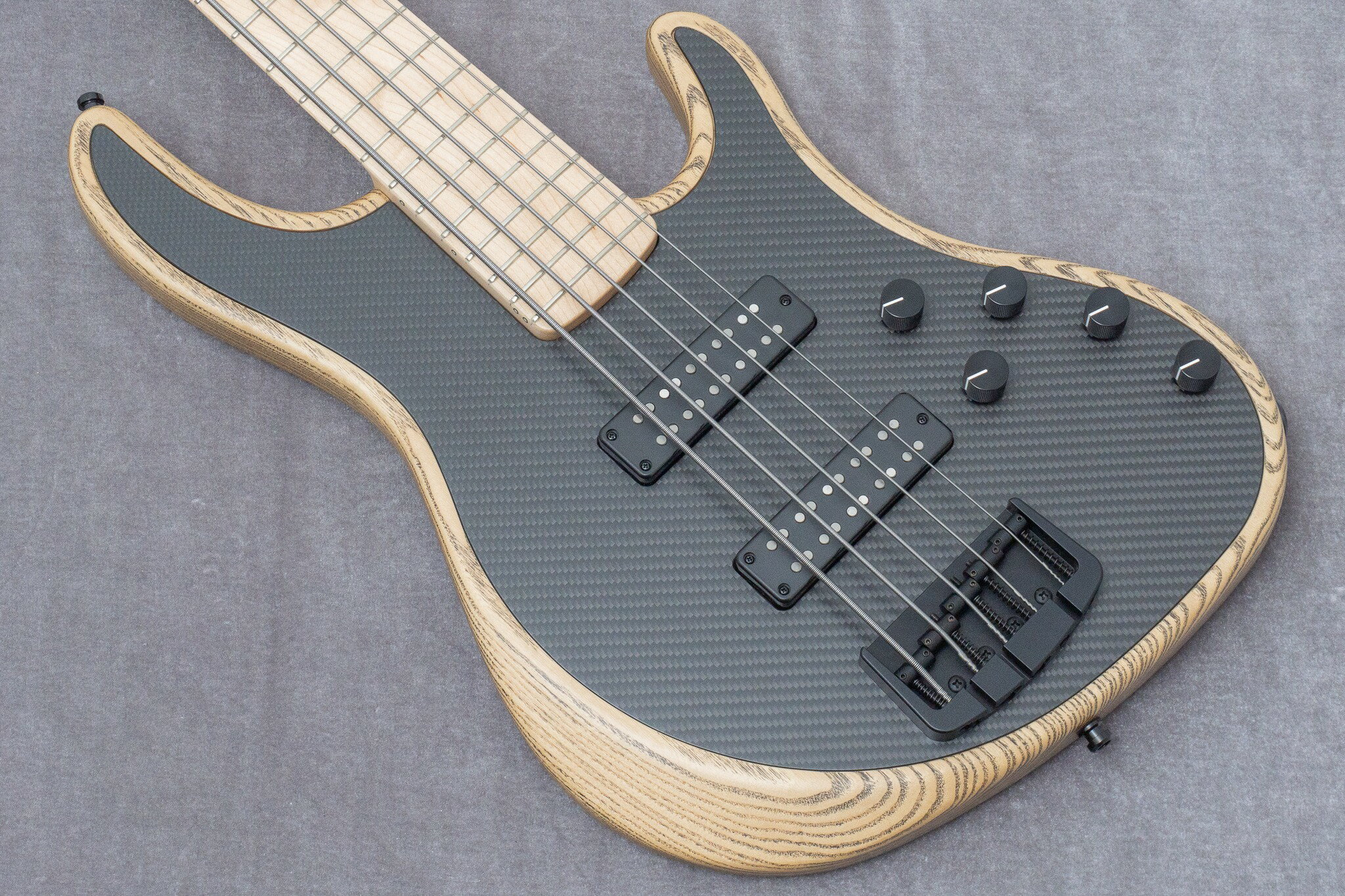 Alusonic（アルソニック）はアルミニウムをマテリアルに組み込んだギター、ベースをメインに製造するイタリアのブランドです。 多くの要素を自社でデザイン、製造されるため、彼らの製品はどれもがピュアで、高い整合性があり、高次元で完璧なバランスを持ちます。 J-Specialはトラッドなスタイルをスタイリッシュにアレンジしたボディシェイプを取り入れたモデルです。 本モデルにおいて特筆したいのが、オプションとして用意されているカーボントップ。 ボディトップにはめ込むように配置され、独特の模様と美しいフィニッシュによってエレガントなルックスと軽快なサウンドを演出します。 スペックシートを見るとボディバックは厳選されたササフラス材を使用しています。 アッシュに似ていますが、より軽量であることが特徴的です。 フェンダーが最初に使用を検討した木材ということでも有名で、近年いくつかのギターブランドが使用しています。 故に非常に軽量で塗装は導管が浮き出るほどの薄いアクリルで行われています。 わずかに薄いボディ厚、チェンバードのボディがあいまって、弾かれた弦をはじき返す強烈なレスポンス感は本モデルの最もユニークなポイントの1つ。 24フレットでありながらもダークになりすぎないオープンなサウンドはこの点による大きなメリットだと言えるでしょう。 オリジナルで開発したアルニコとネオジウムのハイブリッドピックアップは特筆すべき大きなポイントです。 スピード感がありながらも低域の足りなさを感じさせない点はミュージシャンにとって魅力的でしょう。 3バンドEQ搭載を搭載したプリアンプはオリジナルで開発されたものです。 ブーストしてもぼわつかずに量感だけが大きくなり、極端な設定（例えば全部フルなど）にしても”アリ”なサウンドに仕上がります。 やはりこのベース、このPUにこのプリアンプありといった印象で、これらの相性の素晴らしさは専用に開発されたものだからこそ。 軽やかな弾き心地でありながらも、サウンドは非常にパワフルに響くのはAlusonicの最大の魅力の1つです。 ルックス、サウンド、重量、プレイヤビリティ、全ての面においてハイクオリティ。 この最高のモダンベースをぜひお試しください。 〇SPECS Construction: Bolt - on Body: Chambered Selected Sassafrass Body Finish: Clear Matte Acrylic with Black Filler Top: Carbon Fiber Top Finish: Clear Matte Acrylic Neck: Hard Maple with Graphite Reinforcing Rods Neck Thickness: 21mm at 1st fret, 24mm at 12th fret Neck Shape: Custom &quot;C/V&quot; Neck Finish: Clear Matte Acrylic Fretboard: Hard Maple Fretboard Finish: Clear Matte Acrylic Scale Length: 34&quot; (864mm) Radius: 16&quot; Number of Frets: 24 Frets Size: Medium Jumbo String Nut: PPS &quot;Tedur&quot; Nut Width: 44,5 mm Position Marks: Luminlay Side Dots Truss Rod: 2-way Set in Normal Position Neck Plate: 5-Bolt Bridge: Alusonic Aluminium Quick Release Matte Black String Spacing: 18 mm Tuners: Hipshot Ultralites Black Pickups: Alusonic Hybrid Alnico5/Neodymium Sopabar Controls: Volume (push-pull Active/Passive), Balance, Treble (passive tone), Middle, Bass Hardware: Aluminium Matte Black Pickguard: N/A Knobs: Aluminium Black String: Alusonic Steel 45/135 Accessories: ABS Hardcase, Luminlay Light Charger, security straplock, wrench keys,lifetime warranty 付属品：オリジナルハードケース、スペックシート 文章：嵯峨駿介 検品担当 : 加納 ◯GIB, TONIQ保証について ●メンテナンス 永久無料 当店でご購入いただいた楽器は、「弦振動に関するセットアップ」（通常4,400円）を永久に無料でご利用いただけます。（要予約） ・名前を記入した保証書のご提示をお願いします。 ・GIBとTONIQの実店舗・オンラインショップでご購入されたご本人のみが対象です。 ・送料などの諸経費はご負担頂くようお願いします。 ●再買取金額保証 ご購入後、6ヶ月以内にご購入品を手放す際には当店にて買取金額を保証いたします。金額は新品は50%、中古は70%です。 ●不良の保証 ベーシック株式会社が販売した商品は不良に対する保証を行います。委託品などの一部商品を除いてご購入から一定の保証期間中、正常な範囲内でのご使用にて発生した故障については無料での修理（不可能な場合に限り返品・返金）を行います。 保証期間は中古商品は3ヶ月、新品商品は1年です。 次の場合は保証期間内でも有償での対応となりますのでお気をつけください。 ・輸送、移動、落下等により生じた故障及び損害の場合。 ・消耗品を交換する場合。 ・火災、地震、塩害、ガス害、異常電圧による故障及び、損傷の場合。 ・取扱説明書に記載の注意事項に反するお取り扱いによって生じた故障、損害の場合。 ・弊社以外が修理、改造された部分が故障・損傷した場合。 ・保証書にお名前、モデル名、シリアルなどの記入がない場合。あるいは字句を書き換えられた場合。 ・保証書の提示がない場合、または紛失した場合。 （保証の提供は日本国内でのご購入に限ります） ●下取りありで最大15％OFF ご購入の際、下取りサービスをご利用いただくと販売価格が10％OFFになります。（委託品は対象外。下取り金額が販売金額の20%以上の場合のみ適用可能です。） さらに毎月開催される買取強化キャンペーンの対象楽器を下取りに出していただいた場合、割引率は15％になります。 頑丈な段ボール箱で発送します。 海外向けの発送にも対応します。 item will be packed with a hard cardboard box. we do ship internationally. 問い合わせ先 Contact Info LINE : vwj2699r email :gib.hyogo@bassick.jp TEL : 050-7127-1046