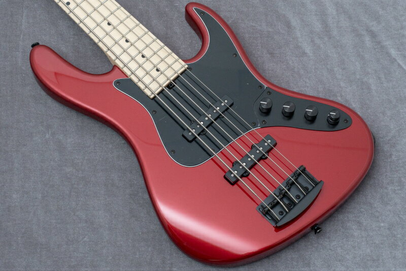 Kikuchi Guitarsは特にサドウスキーに関わる仕事において多くのプロベーシストから絶大な信頼を得る菊地嘉幸氏（及びオカダインターナショナル社）が手掛ける新たなハイブランドです。 最初に登場した製品は全てが一点もののカスタムモデルでしたが、それに対してHermes seriesはスペック固定の量産型と言えるものです。 少し語弊があるかもしれませんが、日本製時代のSadowsky MetrolineがHermes series、TYOがカスタムモデルのような立ち位置です。 菊地さんがデザインする多くのベースの中でも特に定評のあるJBをモチーフとしたデザインです。 これまでの彼の仕事を洗練させ、より現代のベースらしくまとめあげられています。 ボディはアッシュ、指板はメイプルとクラシックな選択。 カスタムモデルにおいてはチェンバードボディも多くありますが、Hermes Seriesにおいては全てソリッドボディです。 人によってはソリッドボディの方が好みだと思います。（個人的に僕はソリッドの方が好みでした） シェイプはディンキーで、フルサイズではありません。 この点は同社が手がけるThree Dotsとの違いの一つですね。 PUはDiMarzioが製造を担当した、スプリットコイルタイプ。 これはSadowsky Metrolineが日本で作られていた時代のものとも似たものです。 特徴的なのは、ローノイズであること、そしてトレブリーであること。 5弦JB用のパッシブピックアップは、4弦JBのようなトレブリーさがないことが多くあります。 そうした点がこちらにおいては不足が感じられません。魅力的です。 プリアンプはこのモデルのためにEMGが特別にデザインしたカスタムタイプ。 ベースとトレブルをブーストするのみとシンプルな仕様。 これが当然の如くピッタリとフィットしています。 ブーストしていった時にミドルレンジの凹みのピークが絶妙で、ベースがキュッとスタイリッシュに締まっていくよう。 それでいながら、ベースらしさを失わず、また美しい倍音感も保持したまま。 2バンドのEQでブーストすることの意味を雄弁に語るよう。 コントロールはボリューム、バランサー、トーン（push/pull SWでプリアンプバイパス）、トレブル/ベース。 今回のモデルについては美しいトップ材を活かすようにコントロールプレートはなしです。 出荷時の弦高は低めではありますがカスタムモデルほどではなく、その弾き心地は非常に良好。 普段フェンダー系のベースをフェンダーっぽいセッティングで弾いている人にとっても心地よいものかと思います。 昔から特に高く評価されているネック周りの精度が素晴らしく、そのクオリティは十分に発揮されています。 ネックシェイプは少し平らで薄め。 近年の5弦JBのトレンド的なシェイプにも感じます。 4弦と5弦の違いを生み出す要因のひとつには、ネックの質量の違いが挙げられます。 ネックは細めで薄め、このようなデザインにすることで良い意味で5弦ベースらしさが薄く感じます。 極めて速いスピード感のある弾き心地が特徴的。 それでありながら十分な低音の量を備え、倍音豊富でトレブリーなサウンドに仕上げられています。 菊地氏が現代においてベースを作るからこそ実現した、至高の一本です。 Model：4st or 5st Body : Ash 2-Piece (Solid) or Alder 2-Piece (Solid) Neck：Maple, Thin Matte Nitro Fingerboard：Maple or Rosewood Fingerboard Radius：12″ (305R) Nut Material：Tusq Nut Width：4st：37mm, 5st：46mm Fret：22F Scale：864mm (34″) Bridge：4st：Hipshot 20mm Spacing, 5st：Hipshot 19mm Spacing Tuner：Hipshot License Ultra-Light Pickups：4st：DiMarzio 4HC in 60’s Locations, 5st：DiMarzio 5HC in 60’s Locations Preamp：Kikuchi Guitars Original Preamp Controls：Master Volume、Pickup Balancer、Passive Roll Off Tone (w/Pull Switch for Preamp Bypass)、Treble/Bass Boost Body Finish：Polyester String：4st：D’Addario .045 - .105, 5st：D’Addario .045 - .130T Case：Original Semi Hardcase 付属品 : セミハードケース、保証書、六角レンチ GIBの職人が演奏しやすく調整した上でお届けします。 文章 : 嵯峨駿介 商品写真 : 寺馬 メーカー保証つき ◯GIB, TONIQ保証について ●メンテナンス 永久無料 当店でご購入いただいた楽器は、「弦振動に関するセットアップ」（通常4,400円）を永久に無料でご利用いただけます。（要予約） ・名前を記入した保証書のご提示をお願いします。 ・GIBとTONIQの実店舗・オンラインショップでご購入されたご本人のみが対象です。 ・送料などの諸経費はご負担頂くようお願いします。 ●再買取金額保証 ご購入後、6ヶ月以内にご購入品を手放す際には当店にて買取金額を保証いたします。金額は新品は50%、中古は70%です。 ●不良の保証 ベーシック株式会社が販売した商品は不良に対する保証を行います。委託品などの一部商品を除いてご購入から一定の保証期間中、正常な範囲内でのご使用にて発生した故障については無料での修理（不可能な場合に限り返品・返金）を行います。 保証期間は中古商品は3ヶ月、新品商品は1年です。 次の場合は保証期間内でも有償での対応となりますのでお気をつけください。 ・輸送、移動、落下等により生じた故障及び損害の場合。 ・消耗品を交換する場合。 ・火災、地震、塩害、ガス害、異常電圧による故障及び、損傷の場合。 ・取扱説明書に記載の注意事項に反するお取り扱いによって生じた故障、損害の場合。 ・弊社以外が修理、改造された部分が故障・損傷した場合。 ・保証書にお名前、モデル名、シリアルなどの記入がない場合。あるいは字句を書き換えられた場合。 ・保証書の提示がない場合、または紛失した場合。 （保証の提供は日本国内でのご購入に限ります） ●下取りありで最大15％OFF ご購入の際、下取りサービスをご利用いただくと販売価格が10％OFFになります。（委託品は対象外。下取り金額が販売金額の20%以上の場合のみ適用可能です。） さらに毎月開催される買取強化キャンペーンの対象楽器を下取りに出していただいた場合、割引率は15％になります。 頑丈な段ボール箱で発送します。 海外向けの発送にも対応します。 item will be packed with a hard cardboard box. we do ship internationally. 問い合わせ先 Contact Info LINE : vwj2699r email :gib.hyogo@bassick.jp TEL : 050-7127-1046