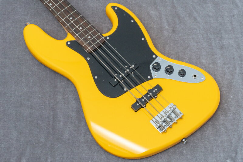 現在世界で最も人気のあるベースアンプブランドの1つであるMarkbass。 彼らが優れたベースアンプメーカーであることは周知の事実ですが、優れたギターブランドでもあります。 弦楽器の本場とも言えるイタリアでの製造の経験をもとに作られた、エントリークラスのベースがこちらのMB YELLOW BASSです。 基本的にはシンプルなJBモデルで、価格を抑えながら最大限の質の高さを追求しています。 カラーはアイコニックなイエロー。 名前はMarkbass YELLOWです。 ●SPECS BODY JB style | Poplar NECK Maple FINGERBOARD Laurel | 34″ scale – 20-fret PICKGUARD Black / Chrome control plate PICKUP / ELECTRONIC J/J single coils VOL/VOL/TONE (passive) FINISH Markbass YELLOW OTHERS Bag and strap included 付属品 ：ソフトケース 文章：嵯峨駿介 商品写真 : 寺馬 メーカー保証つき ◯GIB, TONIQ保証について ●メンテナンス 永久無料 当店でご購入いただいた楽器は、「弦振動に関するセットアップ」（通常4,400円）を永久に無料でご利用いただけます。（要予約） ・名前を記入した保証書のご提示をお願いします。 ・GIBとTONIQの実店舗・オンラインショップでご購入されたご本人のみが対象です。 ・送料などの諸経費はご負担頂くようお願いします。 ●再買取金額保証 ご購入後、6ヶ月以内にご購入品を手放す際には当店にて買取金額を保証いたします。金額は新品は50%、中古は70%です。 ●不良の保証 ベーシック株式会社が販売した商品は不良に対する保証を行います。委託品などの一部商品を除いてご購入から一定の保証期間中、正常な範囲内でのご使用にて発生した故障については無料での修理（不可能な場合に限り返品・返金）を行います。 保証期間は中古商品は3ヶ月、新品商品は1年です。 次の場合は保証期間内でも有償での対応となりますのでお気をつけください。 ・輸送、移動、落下等により生じた故障及び損害の場合。 ・消耗品を交換する場合。 ・火災、地震、塩害、ガス害、異常電圧による故障及び、損傷の場合。 ・取扱説明書に記載の注意事項に反するお取り扱いによって生じた故障、損害の場合。 ・弊社以外が修理、改造された部分が故障・損傷した場合。 ・保証書にお名前、モデル名、シリアルなどの記入がない場合。あるいは字句を書き換えられた場合。 ・保証書の提示がない場合、または紛失した場合。 （保証の提供は日本国内でのご購入に限ります） ●下取りありで最大15％OFF ご購入の際、下取りサービスをご利用いただくと販売価格が10％OFFになります。（委託品は対象外。下取り金額が販売金額の20%以上の場合のみ適用可能です。） さらに毎月開催される買取強化キャンペーンの対象楽器を下取りに出していただいた場合、割引率は15％になります。 頑丈な段ボール箱で発送します。 海外向けの発送にも対応します。 item will be packed with a hard cardboard box. we do ship internationally. 問い合わせ先 Contact Info LINE : vwj2699r email :gib.hyogo@bassick.jp TEL : 050-7127-1046