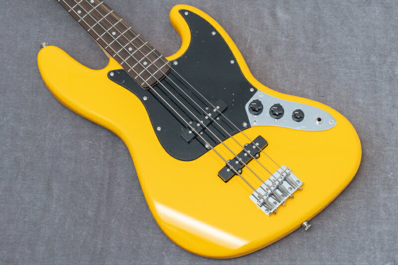 現在世界で最も人気のあるベースアンプブランドの1つであるMarkbass。 彼らが優れたベースアンプメーカーであることは周知の事実ですが、優れたギターブランドでもあります。 弦楽器の本場とも言えるイタリアでの製造の経験をもとに作られた、エントリークラスのベースがこちらのMB YELLOW BASSです。 基本的にはシンプルなJBモデルで、価格を抑えながら最大限の質の高さを追求しています。 カラーはアイコニックなイエロー。 名前はMarkbass YELLOWです。 ●SPECS BODY JB style | Poplar NECK Maple FINGERBOARD Laurel | 34″ scale – 20-fret PICKGUARD Black / Chrome control plate PICKUP / ELECTRONIC J/J single coils VOL/VOL/TONE (passive) FINISH Markbass YELLOW OTHERS Bag and strap included 付属品 ：ソフトケース 文章：嵯峨駿介 商品写真 : 寺馬 メーカー保証つき ◯GIB, TONIQ保証について ●メンテナンス 永久無料 当店でご購入いただいた楽器は、「弦振動に関するセットアップ」（通常4,400円）を永久に無料でご利用いただけます。（要予約） ・名前を記入した保証書のご提示をお願いします。 ・GIBとTONIQの実店舗・オンラインショップでご購入されたご本人のみが対象です。 ・送料などの諸経費はご負担頂くようお願いします。 ●再買取金額保証 ご購入後、6ヶ月以内にご購入品を手放す際には当店にて買取金額を保証いたします。金額は新品は50%、中古は70%です。 ●不良の保証 ベーシック株式会社が販売した商品は不良に対する保証を行います。委託品などの一部商品を除いてご購入から一定の保証期間中、正常な範囲内でのご使用にて発生した故障については無料での修理（不可能な場合に限り返品・返金）を行います。 保証期間は中古商品は3ヶ月、新品商品は1年です。 次の場合は保証期間内でも有償での対応となりますのでお気をつけください。 ・輸送、移動、落下等により生じた故障及び損害の場合。 ・消耗品を交換する場合。 ・火災、地震、塩害、ガス害、異常電圧による故障及び、損傷の場合。 ・取扱説明書に記載の注意事項に反するお取り扱いによって生じた故障、損害の場合。 ・弊社以外が修理、改造された部分が故障・損傷した場合。 ・保証書にお名前、モデル名、シリアルなどの記入がない場合。あるいは字句を書き換えられた場合。 ・保証書の提示がない場合、または紛失した場合。 （保証の提供は日本国内でのご購入に限ります） ●下取りありで最大15％OFF ご購入の際、下取りサービスをご利用いただくと販売価格が10％OFFになります。（委託品は対象外。下取り金額が販売金額の20%以上の場合のみ適用可能です。） さらに毎月開催される買取強化キャンペーンの対象楽器を下取りに出していただいた場合、割引率は15％になります。 頑丈な段ボール箱で発送します。 海外向けの発送にも対応します。 item will be packed with a hard cardboard box. we do ship internationally. 問い合わせ先 Contact Info LINE : vwj2699r email :gib.hyogo@bassick.jp TEL : 050-7127-1046