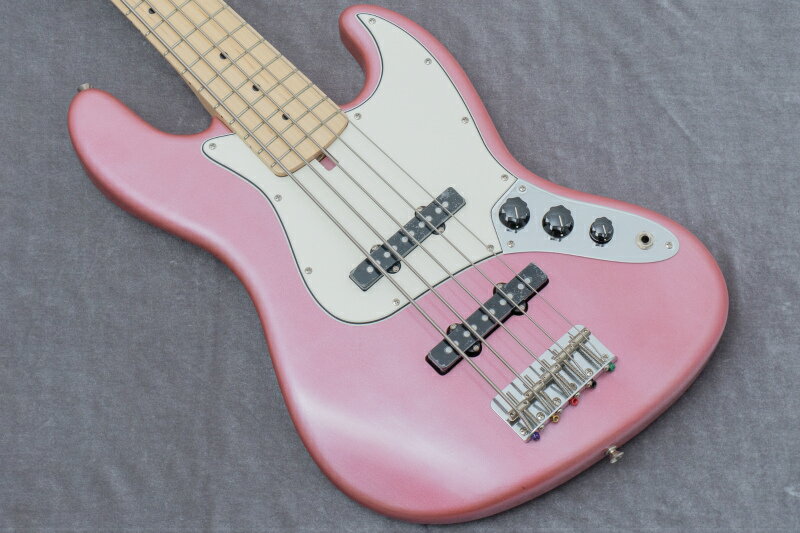 Tatchi Bassは韓国のベースブランドです。 彼らはFenderスタイルの楽器の制作を得意とし、その中でも1965年頃までの所謂Pre-CBSと呼ばれる時期に強いこだわりを持っています。 突出する点としてはピックアップやチューニングマシン、ブリッジ、塗装に至るまで、ほぼ全てのパーツを自身で開発している点。 Pre-CBS Fenderを深く分析し、最適な木材や配線材、金属を選定しています。 彼らはひとつひとつのパーツの設計に意図を持ち、細部に至るまでコントロール下に置いてベースを制作しています。このような製造は理想的ですが、実際のところ大変難易度の高いものです。 今回GIBがオーダーしたのは見ての通り、Jazz Bassタイプ。 ボディはAlderを採用。 カラーはBurgundy Mist、塗装はニトロセルロースラッカーで仕上げられています。 ネックおよび指板はMapleと極めてクラシックな構成ですね。 ブランドとしてはサテン塗装のネックが多いように思いますが、本個体はグロス塗装でオーダーしました。 実際の仕上がりは素晴らしく、さらにトラディショナルな雰囲気になりました。 ハードウェアはオリジナルを採用。 クラシックな逆巻きのチューニングマシンとスパイラルブリッジです。 コントロールプレートなどを含めた金属の素材に関して、彼らはSound Steelと表現しています。 ヴィンテージFenderのハードウェアを分析し再現したものです。 ピックアップはオリジナルのシングルコイルを採用。 ブラックボビンでクロスワイヤーですね。 基本的にはヴィンテージライクなキャラクターを指向しますが、わずかにスッキリとタイトな印象。 トレブリーさを失わず、豊かなサウンドが魅力的です。 シンプルにボリュームとトーン、パッシブで組み上げられています。 サウンドはまさに最上のJBサウンド。 力強く広大なローエンド、豊かな倍音をもつミドルレンジ、キレのあるトレブル。 5弦でありがちなダークすぎる、トレブリーさがないといった問題はありません。 ギュッとした印象はありながらも決して狭くないレンジ感。 ファットなニュアンスでありながら、スピード感のある出力。 個人的にそれらはまさに本当に良いベースが持っている要素だと思います。 ビルダーの知見と腕が輝く逸品。 ぜひ店頭にてお試しください。 SPECS Body : Alder Neck : Maple Fingerboard : Maple Color : Burgundy Mist Finish : Nitrocellulose lacquer (gloss neck) Nut Width : 46mm Bridge Spacing : 20mm Scale : 34Inch GIBの職人が演奏しやすく調整した上でお届けします。 付属品 : ハードケース 文章 : 寺尾竜馬 検品担当 : 寺尾 商品写真 : 若槻 ◯GIB, TONIQ保証について ●メンテナンス 永久無料 当店でご購入いただいた楽器は、「弦振動に関するセットアップ」（通常4,400円）を永久に無料でご利用いただけます。（要予約） ・名前を記入した保証書のご提示をお願いします。 ・GIBとTONIQの実店舗・オンラインショップでご購入されたご本人のみが対象です。 ・送料などの諸経費はご負担頂くようお願いします。 ●再買取金額保証 ご購入後、6ヶ月以内にご購入品を手放す際には当店にて買取金額を保証いたします。金額は新品は50%、中古は70%です。 ●不良の保証 ベーシック株式会社が販売した商品は不良に対する保証を行います。委託品などの一部商品を除いてご購入から一定の保証期間中、正常な範囲内でのご使用にて発生した故障については無料での修理（不可能な場合に限り返品・返金）を行います。 保証期間は中古商品は3ヶ月、新品商品は1年です。 次の場合は保証期間内でも有償での対応となりますのでお気をつけください。 ・輸送、移動、落下等により生じた故障及び損害の場合。 ・消耗品を交換する場合。 ・火災、地震、塩害、ガス害、異常電圧による故障及び、損傷の場合。 ・取扱説明書に記載の注意事項に反するお取り扱いによって生じた故障、損害の場合。 ・弊社以外が修理、改造された部分が故障・損傷した場合。 ・保証書にお名前、モデル名、シリアルなどの記入がない場合。あるいは字句を書き換えられた場合。 ・保証書の提示がない場合、または紛失した場合。 （保証の提供は日本国内でのご購入に限ります） ●下取りありで最大15％OFF ご購入の際、下取りサービスをご利用いただくと販売価格が10％OFFになります。（委託品は対象外。下取り金額が販売金額の20%以上の場合のみ適用可能です。） さらに毎月開催される買取強化キャンペーンの対象楽器を下取りに出していただいた場合、割引率は15％になります。 頑丈な段ボール箱で発送します。 海外向けの発送にも対応します。 item will be packed with a hard cardboard box. we do ship internationally. 問い合わせ先 Contact Info LINE : vwj2699r email :gib.hyogo@bassick.jp TEL : 050-7127-1046