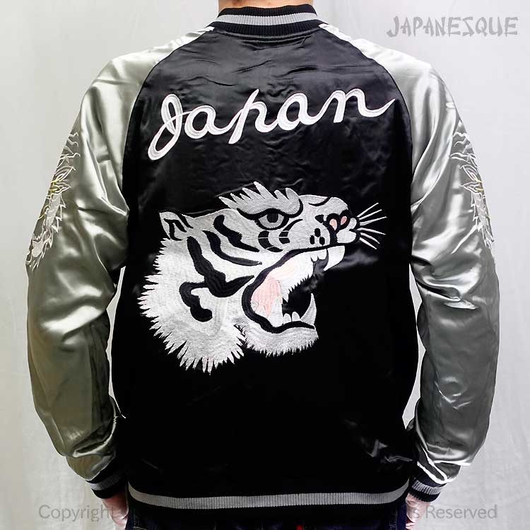 ジャパネスク 龍虎と舞妓 日本地図リバーシブル 両面刺繍 スカジャン ラフに描かれたハワイの地図と、白虎を表裏それぞれに刺繍。アートワークだけでなく、生地の配色にも遊び心が感じられる。 "Dragon, Tiger and geisha Japan map" The cool constrast of white embroidery on black satin on the front. and the old retro look on the back. The opposing presentation of the dragon and tiger is interesting. 海外から見た和がテーマの 「JAPANESQUE（ジャパネスク）」のリバーシブルスカジャンJSKJ-005 龍虎と舞妓 日本地図 です。素材は表側がポリエステル100％のサテン生地リバーシブル面はポリエステル100％のサテン生地サイズはSからXXL（3L）までスカジャンは興味あるけどあまり激しいのはちょっと・・・・という方におすすめの1着です。撮影モデルは180cm 68キロ Lサイズを着用 ●サイズ対応（外周で計測）● サイズ 身幅 着丈 ゆき丈 S 48 57 80 M 52 59 83 L 56 62 85 XL 60 64 87 XXL 64 66 90 ●サイズの計測方法はコチラ ●ジャパネスクの商品一覧はコチラ ●店内のスカジャン一覧はコチラ ▼商品の特性上、若干サイズに誤差がでることがあります。 ▼画面上と実物では多少色具合が異なって見える場合もございます。 ▼この商品は当店実店舗でも販売しておりますためお買い上げいただいた商品が品切れになってしまうこともございます。 その場合、ご注文をキャンセルさせていただく場合もございますことをあらかじめご了承ください。JAPANESQUE / ジャパネスク 和と洋を絶妙にブレンドした独自のオリエンタル・テイスト 海の向こうからみた日本文化をメインテーマに、日本に古くから伝わる和柄の魅力と海外の風を混ぜ合わせたユニークなデザインを提供するブランド「JAPANESQUE」 オリエンタルなモチーフを採用し、アメリカンなテイストをバランスよくミックスしたミクスチャー感が特徴で、ネオ・ジャポニズムとでも言うべき独特の世界観を構築 刺繍と抜染プリントを軸に表現された柄からは、昔懐かしい雰囲気と目新しさが同時に感じられる。 生地、縫製共に良質で、気に入ったアイテムを比較的長い間着ることが出来るのも魅力の1つ。 着込むほどにアジを増し、長く愛着する楽しさを…。