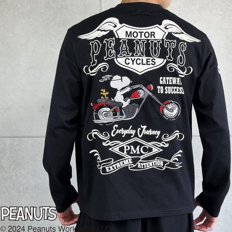 ★SNOOPY×FLAGSTAFFコラボ長袖Tシャツ★ アメカジ＆バイカーブランド 「FLAGSTAFF（フラッグスタッフ）」と 「SNOOPY（スヌーピー）」がコラボした長袖Tシャツ（ロンT） 443070（ブラック）です。 ★素材：コットン（綿）100％　天竺生地 ★サイズ：MからXXL（3L） ★カラー：ブラック ★グラフィック：背中のスヌーピーとバイク・左胸が刺繍　それ以外はプリント★製造国：中国 ★サイズ対応★ M身幅：49cm・着丈：60cm肩幅：44cm・袖丈：61cm L身幅：52cm・着丈：63cm肩幅：47cm・袖丈：62cm XL身幅：55cm・着丈：66cm肩幅：49cm・袖丈：63cm XXL身幅：59cm・着丈：69cm肩幅：49cm・袖丈：64cm ★サイズの計測方法はコチラ ★スヌーピーの商品一覧はコチラ ★店内の長袖Tシャツ一覧はコチラ ▼商品の特性上、若干サイズに誤差がでることがあります。 ▼画面上と実物では多少色具合が異なって見える場合もございます。 ▼この商品は当店実店舗でも販売しておりますためお買い上げいただいた商品が品切れになってしまうこともございます。 その場合、ご注文をキャンセルさせていただく場合もございますことをあらかじめご了承ください。