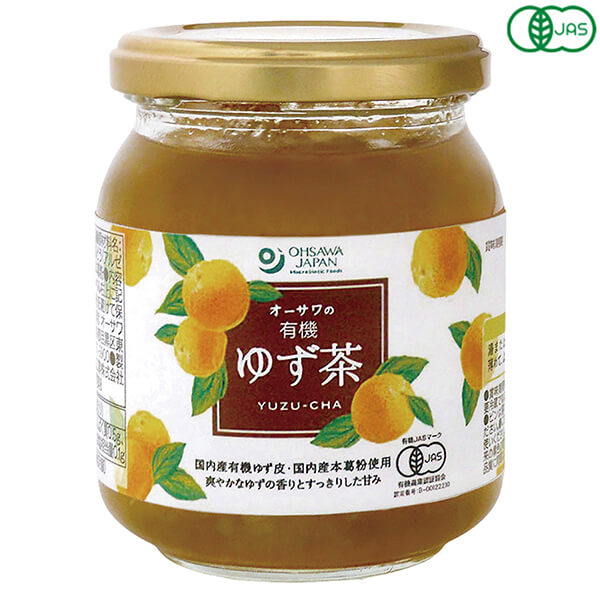 オーサワの有機ゆず茶は国産有機ゆず皮・国産本葛粉使用 爽やかなゆずの香りとすっきりとした甘み 砂糖不使用 ・「オーサワの本葛」使用 ・湯や水などで薄めて飲むほか、ヨーグルトに入れて ◆9月〜3月限定品 ■商品名：ゆず茶 オーガニック ゆず皮 オーサワの有機ゆず茶 本葛粉 砂糖不使用 国産 ■内容量：260g ■原材料名：有機ぶどう果汁(アルゼンチン産)、有機ゆず皮(国産)、本葛粉(宮崎・鹿児島産) ■メーカー或いは販売者：オーサワジャパン株式会社 ■賞味期限：パッケージに記載 ■保存方法：高温多湿を避け、冷暗所に保存 ■区分：食品 有機JAS ■製造国：日本【免責事項】 ※複数店舗を運営しているためタイミングによっては欠品お取り寄せ、キャンセルさせていただく場合がございます。 ※リニューアル等による商品内容（価格、容量、パッケージ、原料等）の変更。 ※メール便配送に関する一切の補償。ポスト投函（厚さ3cm以下）となるため簡易包装、一部パッケージを開封し梱包させていただく場合もございます。 ※気温差による不具合（チョコレート、グミ、飴などが溶けていた、など）。常温保存商品のクール便配送は承ることができません。 ※記載の賞味期限は製造日からの日数です。実際の期日についてはお問い合わせください。