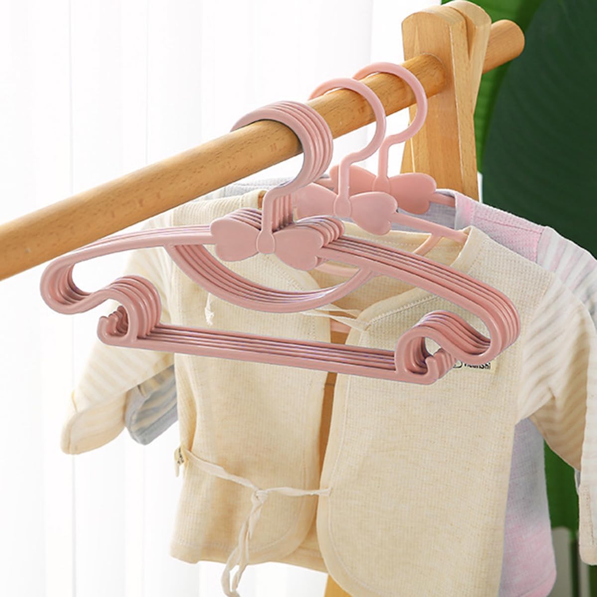 ベビーハンガー 子供用ハンガー 20本セット 滑らない 物干し 衣類ハンガー 可愛いリボン 乾湿両用 ハンガー クロゼット収納 省スペース 新生児 赤ちゃん 子ども 多機能 整理収納 防風 頑丈 耐久性 洗濯用 20本セット (ピンク)