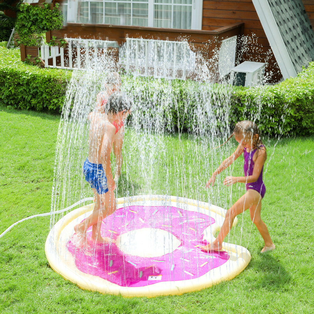 【送料無料・4柄選べ】噴水マット ウォーター プレイマット 170cm イチゴ ドーナツ ピザ スイカ 噴水 子供 水遊び 庭 おもちゃ ビニール プール 直径 キッズ 海水浴 自宅 水あそび 苺 柄 可愛い 夏対策 芝生 プレゼント ギフト 家族