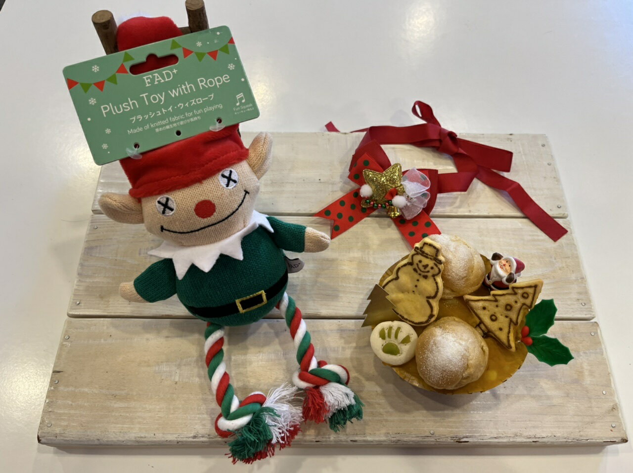 ★数量限定★クリスマス 犬用 ケーキ】スノーマンのクリスマスケーキとネックリボンとおもちゃのセット　（ワンコケーキ　犬用ケーキ　　犬のおやつ　犬のお祝い　犬のプレゼント）☆お届けは12月22日前後ののお届けになります☆のサムネイル