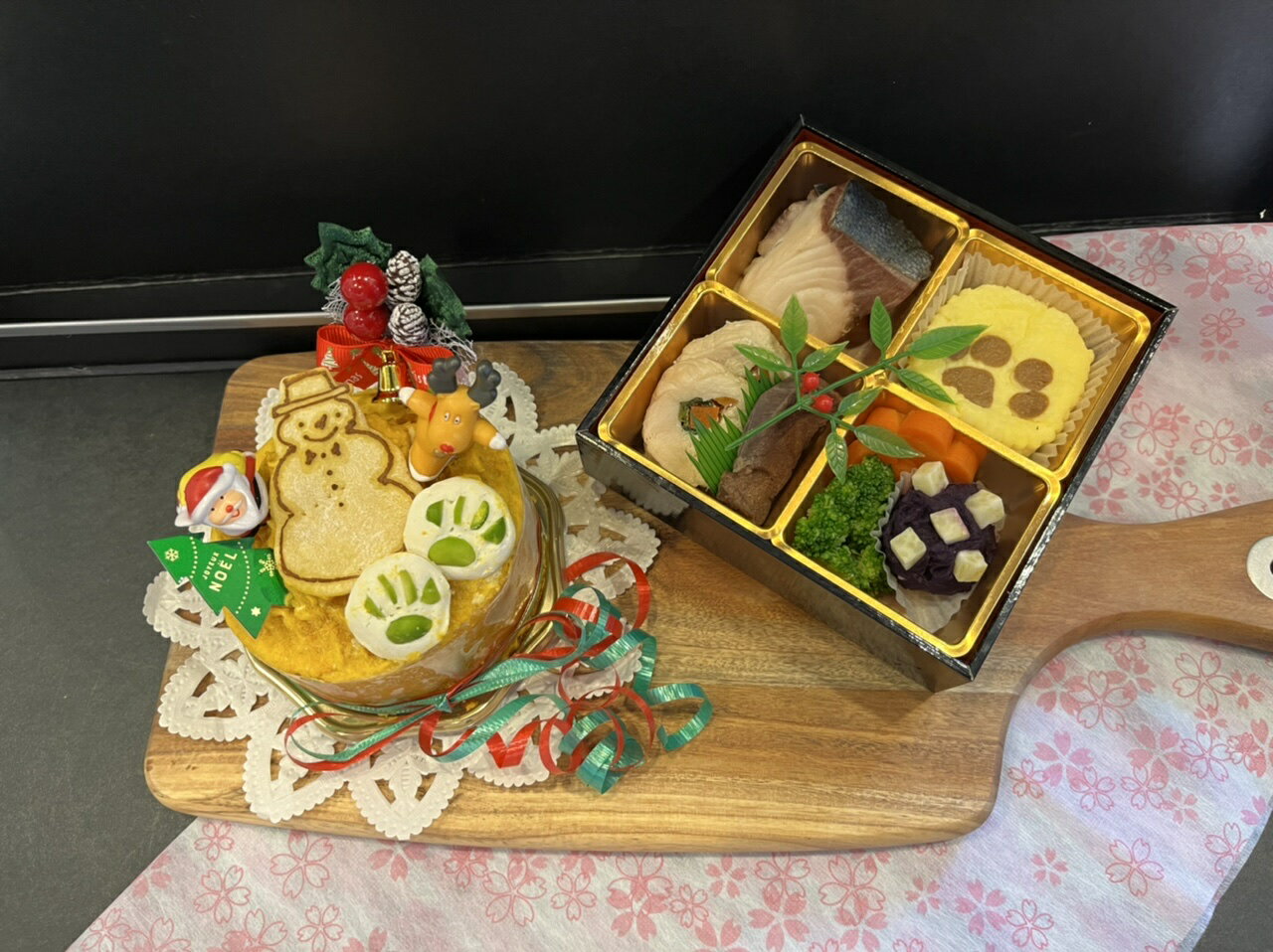 【新メニュー　クリスマスケーキとお正月 犬用 小さいサイズのおせち】わんこのクリスマスケーキとお節の小さいサイズのセットです。のサムネイル