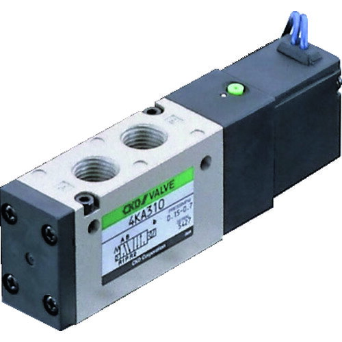 CKD　電磁弁　パイロット式5ポート弁セレックスバルブ　4Kシリーズ　0．65C　M5　AC100V JAN：4547431003249 メーカー：CKD（株） / ブランド：CKD / 原産国：日本 特長●シングルソレノイドタイプです。●ダイレクトタイプの空気圧用5ポート弁シリーズです。●豊富な電線接続…リード線タイプから、端子箱、各種コネクタなどを豊富に用意しています。●動作表示ランプやサージキラーの組み合わせもできます。 仕様●有効断面積(［［MM2］］)：3.25●接続口径：M5●作動方式：パイロット式ソフトスプール弁●電源(V)：AC100●ポート数：5●使用圧力(MPa)：0.15〜0.7●使用流体：圧縮空気●流体温度(℃)：5〜50(凍結なきこと)●音速コンダクタンス(C[dm［［の3乗］］/(S・bar)])：0.65 仕様（詳細）●流体温度：5〜50℃(凍結なきこと)●使用圧力：0.15〜0.7MPa●シングルソレノイドタイプ