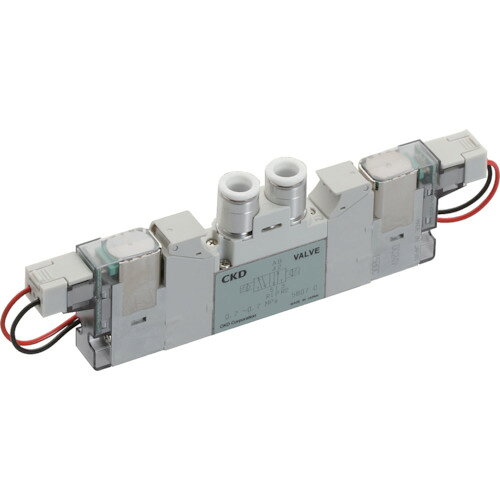 CKD　電磁弁　パイロット式5ポート弁　ダイレクト配管 JAN：4547431029515 メーカー：CKD（株） / ブランド：CKD / 原産国：日本 特長●ダブルソレノイドタイプの5ポート弁です。●ダイレクト配管タイプです。●きめ細かい対応で、安全面を強化、手動装置に保護カバーを標準装備しています。●信頼性をグレードアップしました。●休み明けでもスムーズに始動し、月曜病、チョコ停対策にも有効です。●使いやすさをグレードアップ、工具不要の手動装置を採用しています。●E形コネクタリード線の場合、配線コネクタを上・横配線の共有ができ、設置時に変更出来ます。●メンテナンス用として、ベース搭載用単体バルブもご用意しています。（例：4GA＊29Rシリーズ） 仕様●有効断面積(［［MM2］］)：6●接続口径：φ6ワンタッチ継手●作動方式：パイロット式ソフトスプール弁●電源(V)：DC24●ポート数：5●使用圧力(MPa)：0.2〜0.7●使用流体：圧縮空気●流体温度(℃)：5〜55●音速コンダクタンス(C[dm［［の3乗］］/(S・bar)])：1.2●音速コンダクタンス(C［dm［［の3乗］］/(S・bar)］)：1.2 仕様（詳細）●2位置ダブル、マニホールド用電磁弁単体、E形コネクタ付き●使用圧力：0.2〜0.7MPa●E型コネクタ(上・横方向共用)リード線(300mm)サージキラーランプ付
