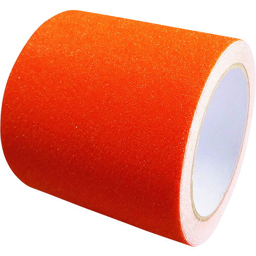 セーフラン　滑り止めテープ　幅100mm×5m　蛍光オレンジ JAN：4580059050066 メーカー：セーフラン安全用品（株） / ブランド：セーフラン / 原産国：中国 特長 ●表面に鉱物粒子を吹き付け加工した強力滑り止めテープです。●階段、通路などの滑りやすい場所に最適です。 用途 ●階段、通路などの滑りやすい場所に。 仕様 ●色：蛍光オレンジ●幅(mm)：100●長さ(m)：5●厚さ(mm)：0.8●テープカット条件：切断にカッターが必要●タイプ(屋内/屋外)：屋内用 仕様（詳細） ●粘着力：24N/25mm 材質／仕上 ●基材：PVC●表面：鉱物粒子●粘着剤：アクリル系