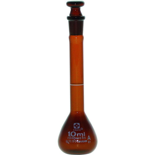 SIBATA　メスフラスコ　カスタムA　茶褐色　10mL JAN：4589988666478 メーカー：柴田科学（株） / ブランド：SIBATA / 原産国：台湾 特長 ●一定の体積を測るために用いられます。全量フラスコとも呼ばれます。●底の平らなフラスコに細長い首が伸びた形状で、首の部分に通常は1本の回線があります。●目盛のある首部分の径が細いため、同容量のメスシリンダーより目盛の精度が高いです。●一定の試薬濃度を正確に調整する時に使用されます。●目盛は受入体積（入っている体積）を表し、受用（入用）を意味するTCが表示しています。（TC：To Contain の略）・目盛は20℃の水を測定したときの体積を表します。●JIS規格（R3505）クラスAの「体積の許容誤差」に準拠しています。●遮光を目的として外側に茶染めを施しております。 用途 ●一定体積の溶液をはかり取るためのガラス製実験器具として。 仕様 ●容量(ml)：10●外径(mm)：28●高さ(mm)：95●許容誤差(ml)：±0.025●適合栓：9 仕様（詳細） ●JIS R3505　クラスA同等●適合栓：9●オートクレーブ（121℃　15〜20分程度の滅菌）可能 材質／仕上 ●ほうけい酸ガラス-2 セット内容／付属品 ●平栓 ご注意●高さには栓を含みません。