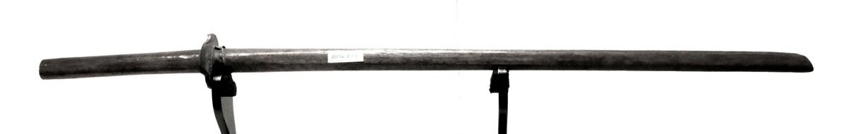 規格長さ106cm、柄23cm、重量420g、革鍔直径74ミリ、厚さ7ミリ、平峯先人の使用した木剣に思いを馳せる