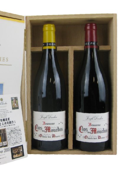 Joseph Drouhin Clos des Mouches l'Ouvree des Dames 2005 メゾン・ジョゼフ・ドルーアンは、女性に深い縁があるようで、ブルゴーニュにて女性初の醸造家であったローレンス・ジョバール氏を30年以上、醸造責任者に迎えた後は、創始者であるジョゼフ・ドルーアンのひ孫にあたり、ジョバール氏の本で醸造を学んだヴェロニク・ドルーアンに現在、引き継がれています。 2005年、素晴らしいヴィンテージと称されるこの年、この二人の女声が共に醸造を行い、そしてジョバール氏のドルーアン社での最後の仕事となったこの年、ドルーアン社では、創立125周年の記念の祝福の意味も含め、限定生産のクロ・デ・ムーシュ・赤、白を組み合わせた特別なワインセット『ルーヴレ・デ・ダム2005』を発表しました。 この『クロ・デ・ムーシュ　ルーヴレ・デ・ダム2005』は、通常のクロ・デ・ムーシュとも醸造方法が異なり、ドルーアン社の歴史あるセラー内の16世紀の木製のプレス機を用いました。このプレス機にて、じっくりと圧搾を行った結果、従来より、より果汁に果皮が浸かる時間が長くなり、味わいに、より芳醇さと、さらに華やかなアロマが生まれました。赤ワインは、プレス機のあるセラーにて、小型のバットにて行うなど、現在の醸造機器は一切使わず、ワイン造りを行っています。 ルーヴレ・デ・ダムとは、直訳すると”働く女性”の意。 ドルーアン社では、この素晴らしいワインと、そして、このワインを醸造した二人の女声に対し、敬意を込めて、この名前を記念すべきワインセットに与えました。 世界限定生産：1000セット（シリアルナンバー入り） 日本割当数量：60セット 内容 ワイン2本 パンフレット1冊 USBカード1枚 【パンフレットの状態について】 こちらの商品はワイン専用の倉庫にて保管しており、ワインにとって最適な温度と湿度が常に保たれております。そのため、パンフレットを綴じている金具（ホッチキス）にサビが見られます。 予めご了承くださいますよう、お願い申し上げます。【決算大特価！】【早い者勝ち！】【希少】【日本で60セットしかない】【憧れ】【飲める幸せ】【夢のコラボ】【正直うらやましい】【グレートヴィンテージ】【掘り出し物】【2005】