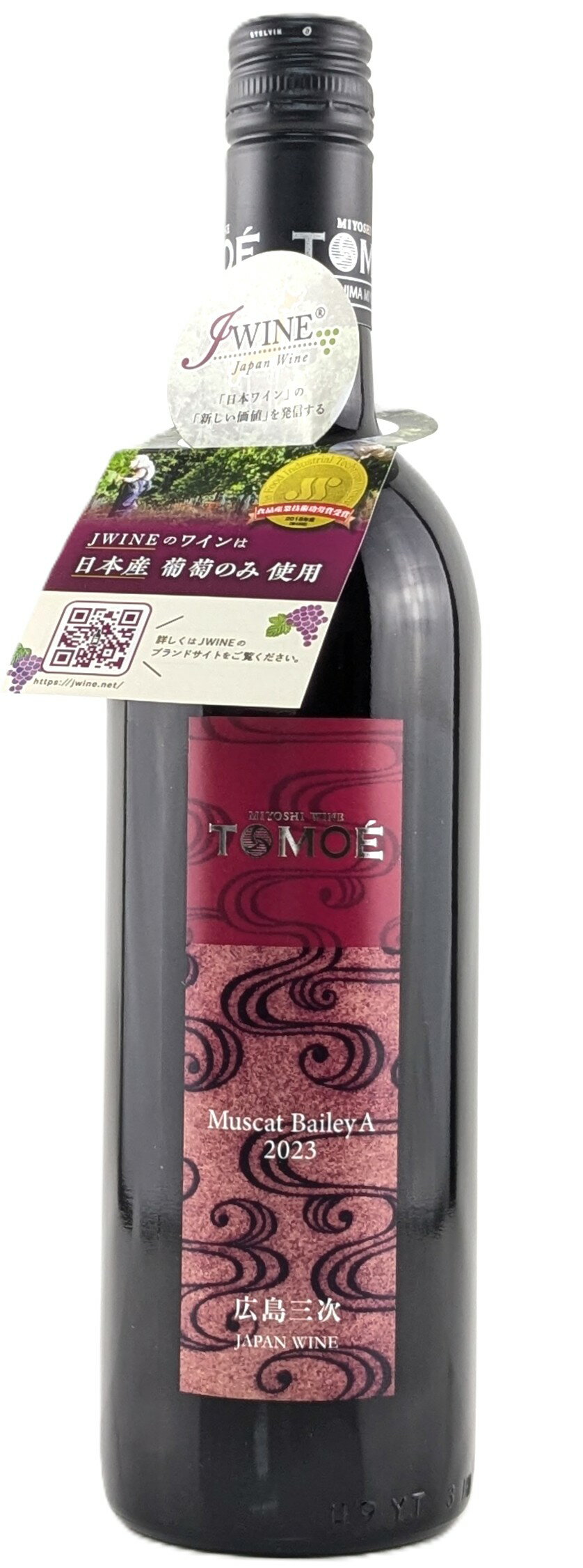 【日本・赤】TOMOE マスカットベーリーA 2023 750ml。ライトボディで柔らかな酸味と優しい果実味が特徴。和食や軽い料理に合わせやすく、飲みやすさ抜群で初心者にもおすすめ。手軽に楽しめる日常使いのワインとして、家飲みや贈り物にも適しています。