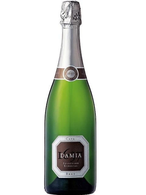 【商品名】アルティーガ フステルダミア カヴァ ブルット スパークリングワイン 750ml Artiga Fustel Damia Cava Brut タイプスパークリングワイン 辛口 生産地 スペイン/地中海地方(カタルーニャ州) 造り手 アルティーガ・フステル【Artiga Fustel】 生産年 年 品種 シャレロ60%、マカベオ20%、パレリャーダ20% 容量 750ml ■商品情報「MOST FLOR(=モストの花)」と呼ばれる、一番絞り果汁を100%使用した贅沢なカバ。 爽やかな青リンゴや完熟した柑橘類のアロマが強く感じられ、抜栓直後からフレッシュ感を楽しめます。 「モスト・フロール」を使用しているため、雑味がなく繊細でクリーンな口当たり。さらに、長期熟成によるクリーミーな泡立ちが優しく舌を刺激します。 辛口ながらまろやかな味わいで、飽きずに飲み続けられるスパークリングです。 【アルティーガ・フステルについて】 ニューヨークの高級レストラン「オレオール」でチーフ・ソムリエを務めたスペイン人のマルティー・ケール氏が、スペインのカタルーニャ地方に2002年に設立したワイナリーです。 畑はラ・マンチャやリオハ、フミーリャなど、スペインを代表する数々の銘醸地に点在し、各エリアの自然や環境に目を向けた有機ブドウを栽培。新しい醸造技術の導入も積極的に行っています。 「飲み手のニーズに合致した、手頃でハイクオリティーなワイン造り」を目指し、熟成ワインからテーブルワインまで幅広いラインナップを取り揃えています。■各種贈り物に■ 御挨拶、御祝い、結婚式、引き出物、誕生日、バレンタインデー、花見などの贈り物にギフトラッピング承っております。■アルティーガ・フステル Artiga Fustel