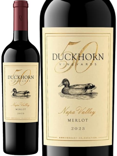 【商品名】ダックホーンヴィンヤーズ メルロー ナパ ヴァレー Duckhorn Vineyards Merlot Napa Valley タイプ赤ワイン生産地アメリカ / カリフォルニア州生産者ダックホーンヴィンヤーズ 【Duckhorn Vineyards】生産年2023年容量750ml品種メルロー78%、カベルネ・ソーヴィニヨン19%、マルベック2%、カベルネ・フラン1%醸造熟成:フレンチオーク樽で15ヶ月間ダックホーンと言えば、やっぱりメルロー！1976年ダックホーン夫妻によりワイナリーが設立された当初、メルローは補助品種としかみなされていませんでした。ナパのテロワールとメルローの実力を信じた夫妻は、メルロー主体のワインを造り大成功を納めます。カリフォルニアのメルローの地位が向上したきっかけともなったのがこの夫妻の活躍なのです。現在でも、その品質は高く評価され『「ナパのメルローと言えばダックホーン、ダックホーンと言えばナパのメルロー』と言われるほどになりました。このメルローはナパ各地のトップクラスの栽培家からの葡萄をそれぞれのロットに分け醸造。そのテロワールやクリマを上手に活かしながらブレンドしています。濃密な香りの印象から、徐々に赤果実のニュアンスが開いてくるメルローは、酸味もしっかり乗っていて、熟したプラムと心地よいラズベリーが折り重なって、ブーケを作り出しています。ジューシーでまろやかなタンニン。なのに、重すぎず華やか。さすがダックホーン！そんなメルローをぜひお楽しみください。■メルローを芸術へと昇華させた、ナパ・ヴァレーの至宝！ カリフォルニア・ワインの聖地ナパ・ヴァレーにおいて、エレガンスと力強さの完璧な調和を体現し続けるワイナリー、それが「ダックホーン・ヴィンヤーズ」です。1976年、ダンとマーガレットのダックホーン夫妻によって設立されたこのワイナリーは、今やナパを代表するプレミアムブランドとしての地位を不動のものにしています。きっかけとなったのはワイナリー設立前のボルドー視察。ポムロールとサン・テミリオンのメルローの素晴らしさに感銘を受け、自らのワイナリーでメルローを手掛けることを決めたのです。初代醸造家であるトム・リナルディ氏の指揮のもと、1978年に初ヴィンテージをリリース。1982年にはダックホーン初の白ワインとなるソーヴィニヨン・ブランを、2012年にはシャルドネをリリースしています。長きにわたりナパのテロワールを反映した高品質なワインを造り続けてきたダックホーン。2009年に開催されたオバマ大統領の就任式で同社のワインが提供されたことが大きく取り上げられました。2010年にはワイン＆スピリッツ誌の「ワイナリー・オブ・ザ・イヤー」に選出。2017年にはワイン・スペクテイター誌のTOP100において、「ダックホーン スリー・パームス・ヴィンヤード メルロー」が第1位獲得の快挙を達成しています。■科学と芸術を融合させる醸造家レネ・アリーダックホーン・ヴィンヤーズの50年近い歴史において、その魂とも言えるワイン造りのバトンを託されたのは、わずか4人。2014年、その4代目ワインメーカーに任命され、現在はワイン醸造担当副社長としてチームを率いるのがレネ・アリーです。レネのワイン造りの根底には、大学で手にした「化学」と「美術」という2つの学位があります。科学者のような緻密な分析力で細部をコントロールし、アーティストのような直感で感覚に訴えるスタイルを構築。この「理性と感性の融合」こそが、彼女を同世代で最も優れたワインメーカーの一人へと押し上げました。ロバート・モンダヴィ・ワイナリーで4年間勤務し、巨匠ジュヌヴィエーヴ・ジャンセンスのもとで学んだ経験を糧に、2003年の入社以来「ダックホーン流」の真髄を吸収し続けてきました。2017年には、デビュー作「スリー・パームス・ヴィンヤード・メルロー 2014」が、ワイン・スペクテイター誌の「Wine of the Year」に選出。2023年、「カベルネ・ソーヴィニヨン モニター・レッジ 2019」が、ワイン・エンスージアスト誌で第1位を獲得するなど、彼女の手腕は、世界的な権威による最高栄誉によって証明されています。レネが最も重んじるのは、テロワールへの深い敬意です。9つの著名な自社畑と優良栽培家から届くブドウの個性を守るため、彼女とチームは毎年数百回もの小規模発酵を繰り返す職人的なアプローチを貫いています。この気の遠くなるような作業こそが、ダックホーンのワインに宿る類まれなテクスチャーと複雑味の源泉なのです。■北米が生んだメルローの聖地「スリー・パームス・ヴィンヤード」ナパ・ヴァレーの北端、カリストガの南に位置する「スリー・パームス・ヴィンヤード」。この畑の名を知ることは、カリフォルニア・ワインの真髄を知ることに他なりません。1978年にダックホーンがこの畑のブドウから最初のメルローをリリースして以来、ここは「北米最高のメルローの代名詞」として君臨し続けています。「スリー・パームス」の最大の特徴は、その極めて過酷なテロワールにあります。畑の表面を埋め尽くすのは、大昔の河川の氾濫によって運ばれた大量の石や岩。この岩石が日中の太陽熱を蓄え、夜間にゆっくりと放射することで、ブドウは均一かつ完璧に熟成します。痩せた土壌で育つブドウの木は、生き残るために深く根を張り、小粒で凝縮感に溢れた、驚くほど力強い果実を実らせるのです。畑の名前は、かつてこの地にあった邸宅の跡地に残された「3本のヤシの木（Three Palms）」に由来します。ダックホーン夫妻がこの畑に出会った当時、メルローはまだカベルネの影に隠れた存在でした。しかし、この石だらけの地で育つメルローの並外れたポテンシャルを信じた彼らの情熱が、後に世界を震撼させるワインを生み出すこととなりました。その実力が世界に証明されたのが、先にも紹介した、2017年、ワイン・スペクテイター誌において、スリー・パームス・ヴィンヤードのメルローが「世界の年間第1位（Wine of the Year）」に選出されたこと。これはメルローという品種にとって、そして単一畑のアイデンティティにとって、歴史的な快挙となったのです。■ワイナリーが誇る、信頼のブランド「デコイ」 1985年のリリース当初は、ダックホーン・ブランドの厳しい選別から漏れた葡萄で造られる"ダックホーンのセカンド的ワイン"として販売されていましたが、現在は1つのブランドとして確立。ソノマ群アレキサンダー・ヴァレーに位置する自社畑の葡萄と、信頼のおける契約農家から調達した葡萄を使用し、安定した品質と魅力的な価格のワインを生み出しています。「デコイ」の象徴であるラベルの鴨は、太平洋岸の名匠リチャード・フレッシュエア・ディック・ジャンソンが1930年代に手掛けた、歴史的な木彫りのデコイがモチーフとなっています。2020年からは最も評価の高いナパ・ヴァレーとソノマコーストの畑の葡萄を使用した「デコイ・リミテッド」シリーズもリリース。ワンランク上のデコイワインをお楽しみ頂けます。■各種贈り物に■各種ギフト、御挨拶、御祝い、結婚式、引き出物、誕生日、プレゼントなどの贈り物にギフトラッピング承っております。■ダックホーンヴィンヤーズDuckhorn Vineyards