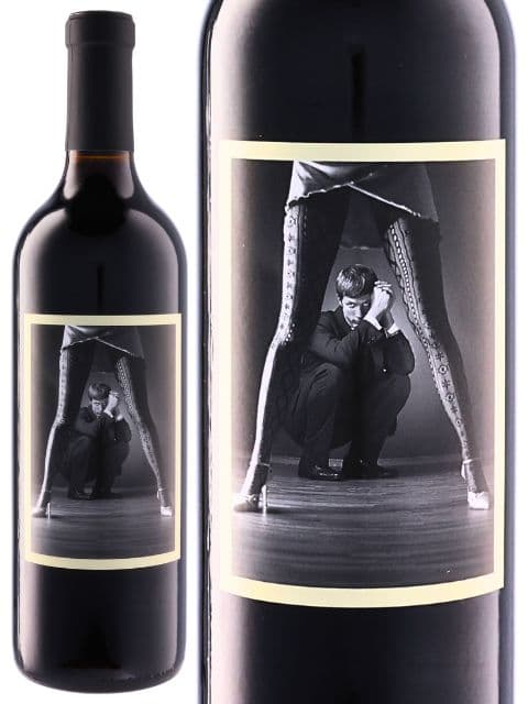 【商品名】689 マスター アンド サーバント ナパ ヴァレー カベルネ ソーヴィニヨン 689 Master & Servant Napa Valley Cabernet Sauvignon タイプ赤ワイン生産地アメリカ / カリフォルニア州生産者シックス・エイト・ナイン セラーズ 【689 Cellars】生産年2022年容量750ml品種カベルネ・ソーヴィニヨン99%、メルロー1%醸造発酵:ステンレスタンク(天然酵母使用) / 熟成:225Lのフレンチオーク樽で12〜14ヶ月間(新樽比率25%)栽培方法サステーナブル(California Sustainable Winegrowing Alliance)JAN4997678238704「マスター・アンド・サーバント」は、ナパ・ヴァレーの豊かな自然を背景に、多様な畑の個性を巧みにまとめ上げる「689セラーズ」が手掛ける1本。 ナパでも特に恵まれたテロワールを持つ、カリストガ、オークヴィル、ラザフォードという三つの銘醸地のブドウをブレンド。いずれも日照に恵まれながら、昼夜の寒暖差が大きい地域で、果皮が厚く凝縮した果実が育つことで知られています。この環境が、黒系果実の深みとしなやかなストラクチャーの両立を可能にしています。 醸造については天然酵母を用いてステンレスタンクで発酵。ワインの持つ素顔を引き出した後、フレンチオーク樽で12〜14ヶ月間熟成させます(新樽比率25%)。果実味の豊かさを軸にしながら、樽由来のバニラやスパイスのニュアンスが層を成し、奥行きのある風味を生み出しています。 グラスに注げば、深いパープルの色調から濃縮したプラムやブラックチェリーの香りが立ち上り、空気に触れるほどにブルーベリーやブラックベリーのニュアンスが広がります。 口に含むと、まずはダークベリーの力強い果実味が弾け、そのあとにシルクのように滑らかなタンニンがゆっくりとほどけていきます。余韻にはチョコレートのほのかな風味や、上質なフレンチオークならではの落ち着いたスパイス感が長く続き、飲み手を静かに魅了します。 料理との相性も幅広く、特に肉料理との組み合わせは格別です。 たとえば、厚切りのステーキはワインの豊かな果実味とタンニンに寄り添い、肉の旨味をより立体的に引き出してくれます。また、デミグラスソースを使用した料理や、ビーフシチューのようなコクのある一皿とも美しく調和し、料理とワインの双方が持つ豊かさが口の中でひとつにまとまります。 濃厚でありながら洗練されたシルエットを描くこのカベルネは、贅沢なディナーの主役にも、大切な日を彩る特別な1本としてもふさわしい存在です。ナパの魅力をしっかり堪能したい方に、ぜひおすすめしたいワインです。 ■シックス・エイト・ナイン セラーズ 〜ナパ発、幸運の数字が紡ぐワイン〜大ヒットとなった「シックス・エイト・ナイン ナパ・ヴァレー レッド」を手掛けた「シックス・エイト・ナイン セラーズ」は、ナパやソノマのワインを中心に取扱う「プレミア・ワイン・グループ」と、名醸造家ケント・ラスムーセン氏によるジョイントベンチャー。 ナパやソノマで培ってきた経験と、カリフォルニア全域の栽培家との深い信頼関係を基盤に、『高品質でありながらも手に取りやすい価格帯のワイン』をコンセプトとして、多岐にわたるブランドを展開しています。 ワイン造りの舞台は、ナパやソノマをはじめ、パソ・ロブレス、モントレーなど多様なテロワールをもつエリア。これらの地で育まれたブドウをブレンドすることで、カリフォルニアらしい果実味と調和の取れたエレガンスを両立させています。 その味わいは、ナパの陽光の恵みと、長年の醸造哲学が見事に融合したもの。世界中のワイン愛好家を魅了してやまない、洗練されたカリフォルニア・スタイルの象徴です。 ■幸運の数字「6・8・9」に込められたストーリーワイナリー名の「シックス・エイト・ナイン(689)」は、中国文化において幸運をもたらす数字と考えられ、6は幸福を、8は富や豊かさを、9は長寿と永遠を象徴しています。 ワイナリーのオーナーがアジアを旅する中で、この3つの数字がもたらすポジティブなエネルギーを肌で感じたことから、そのスピリットをワインブランドに託すことを決意したのです。 ラベルに描かれたロゴデザインにも、その想いが込められています。 6・8・9の数字が重なり合い、まるで異なる要素が一つに溶け合うように描かれたロゴは、『多様なものの調和』を表現。 まさに、複数のブドウ品種や産地の個性を絶妙にブレンドし、ひとつのハーモニーを奏でる彼らのワイン哲学を象徴しています。 この数字に込められた願いをワインを通じて世界中の人々に届けたい。 そんな思いが「シックス・エイト・ナイン セラーズ」の名に息づいているのです。 ■ 『リッチ』『明るさ』『バランス』を追求したカリフォルニア・スタイルシックス・エイト・ナイン セラーズのワインは、『リッチ』『明るさ』『バランス』という3つのキーワードで語られます。 彼らが目指すのは、単に果実味重視のカリフォルニアワインではなく、飲む人の心に"幸福感"をもたらす、調和の取れた味わいです。 ナパ・ヴァレーのハウエル・マウンテンやオークヴィル、ラザフォード、ポープ・ヴァレーといった銘醸地のブドウを中心に、ヴィンテージごとに最も理想的な区画を選び抜き、それぞれのワインに最適なブレンドを目指します。 完熟した果実がもたらすリッチな味わいと、しなやかな酸、そして上品なタンニンが織りなす味わいは、まさに『バランスの美』を体現。多用な土地の特性を見事に融合させ、コストパフォーマンスに優れたワインを世界中のワインラヴァーに届けています。 「689」は単なる数字ではなく、異なるものが一つに調和する美しさの象徴であり、ワインがもたらす喜びそのものを表すメッセージです。 ナパのエレガンスをより身近に… シックス・エイト・ナイン セラーズのワインは、まさに『幸運を味わう』ための一杯と言えるのです。■各種贈り物に■各種ギフト、御挨拶、御祝い、結婚式、引き出物、誕生日、プレゼントなどの贈り物にギフトラッピング承っております。■シックス・エイト・ナイン セラーズ689 Cellars